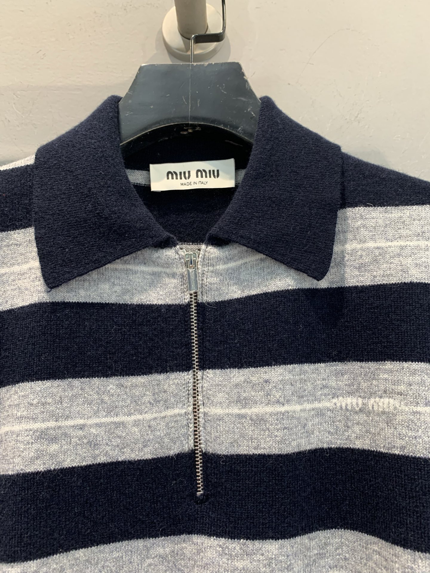 新款🔥出货啦📢 大货实拍 Miumi*2025秋冬新款复古学院风条纹半拉链针织衫，藏蓝+浅灰撞色，复古学
