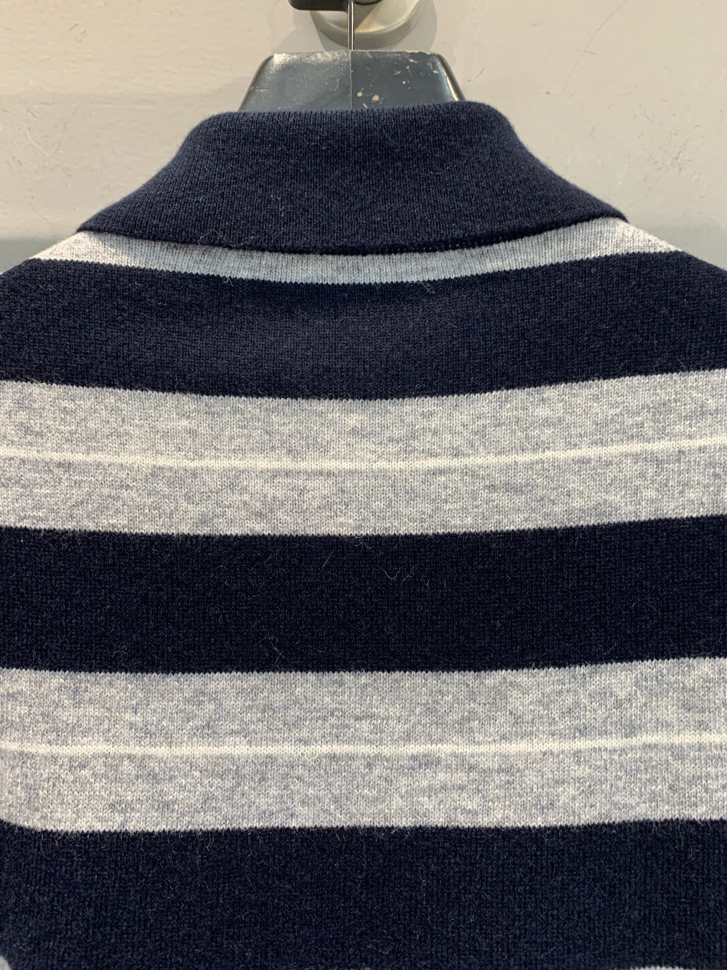 新款🔥出货啦📢 大货实拍 Miumi*2025秋冬新款复古学院风条纹半拉链针织衫，藏蓝+浅灰撞色，复古学