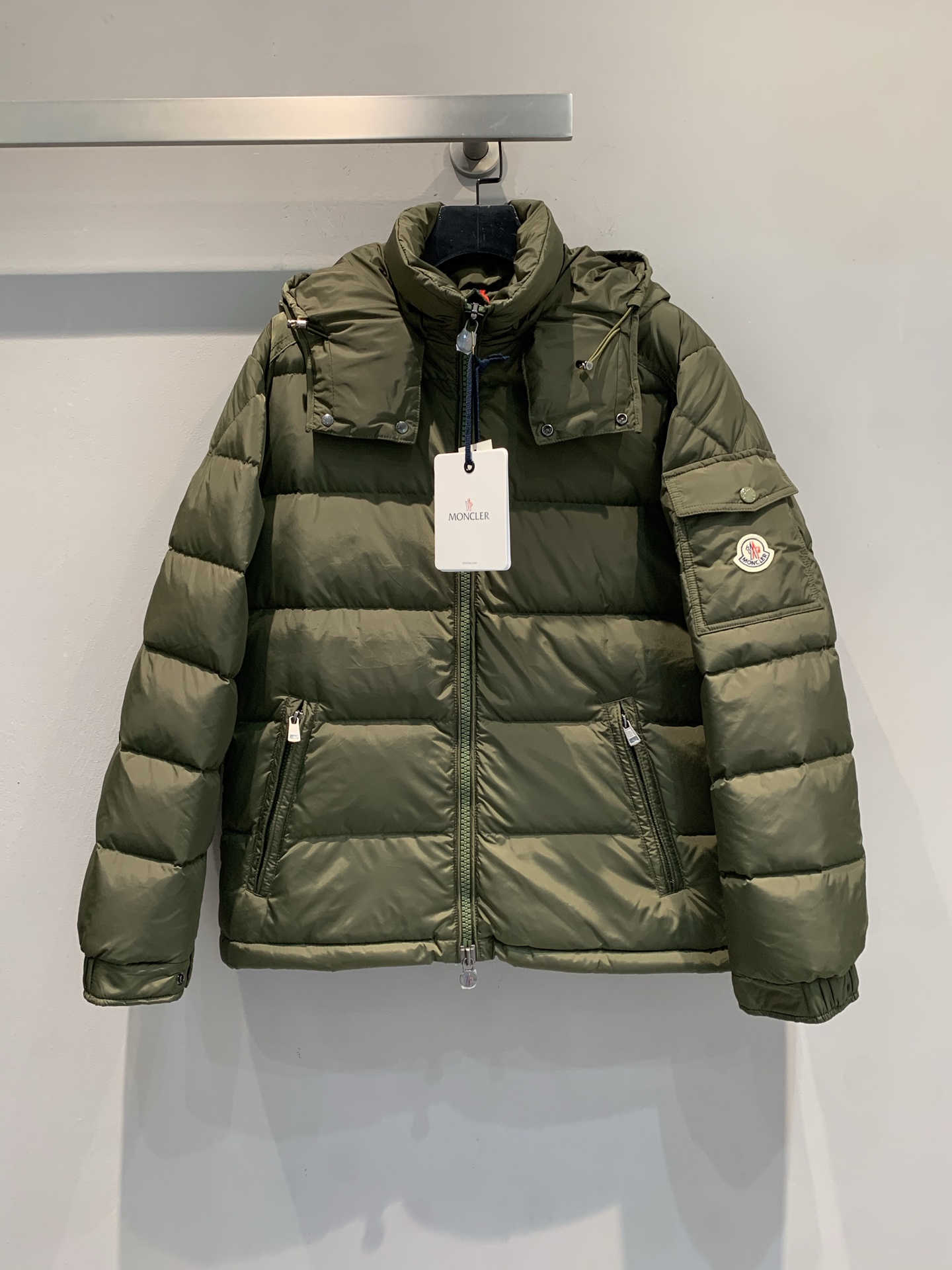 NO:565969,Equipped with dust bag, the new model has been shipped. Real photos of M big goods. Moncle* new Maya matte down jacket for autumn and winter, new matte fabric, filled with national standard 95 white goose down, full of warmth! Short design + adjustable hood, equipped with multi-functional pockets, practical and fashionable, brand badge is very recognizable, versatile in autumn and winter, not picky, suitable for commuting and outdoor! Wide size coverage, suitable for various body types, looks good no matter how you match it. Size 1 2 3 4  5,,down jacket,hats,alexander wang19860909配防尘袋新款出货啦M大货实拍 Moncle*秋冬新Maya哑光羽绒服,新哑光面料,填充国标95白鹅绒,保暖力满分!短款设计+可调节连帽,配有多功能口袋,实用又时髦,品牌徽章超有辨识度,秋冬穿搭百搭不挑人,通勤、户外都OK!尺码覆盖广,适合各种体型,怎么搭都好看.码数1 2 3 4 5,,down jacket,hats,alexander wang,Women's clothing