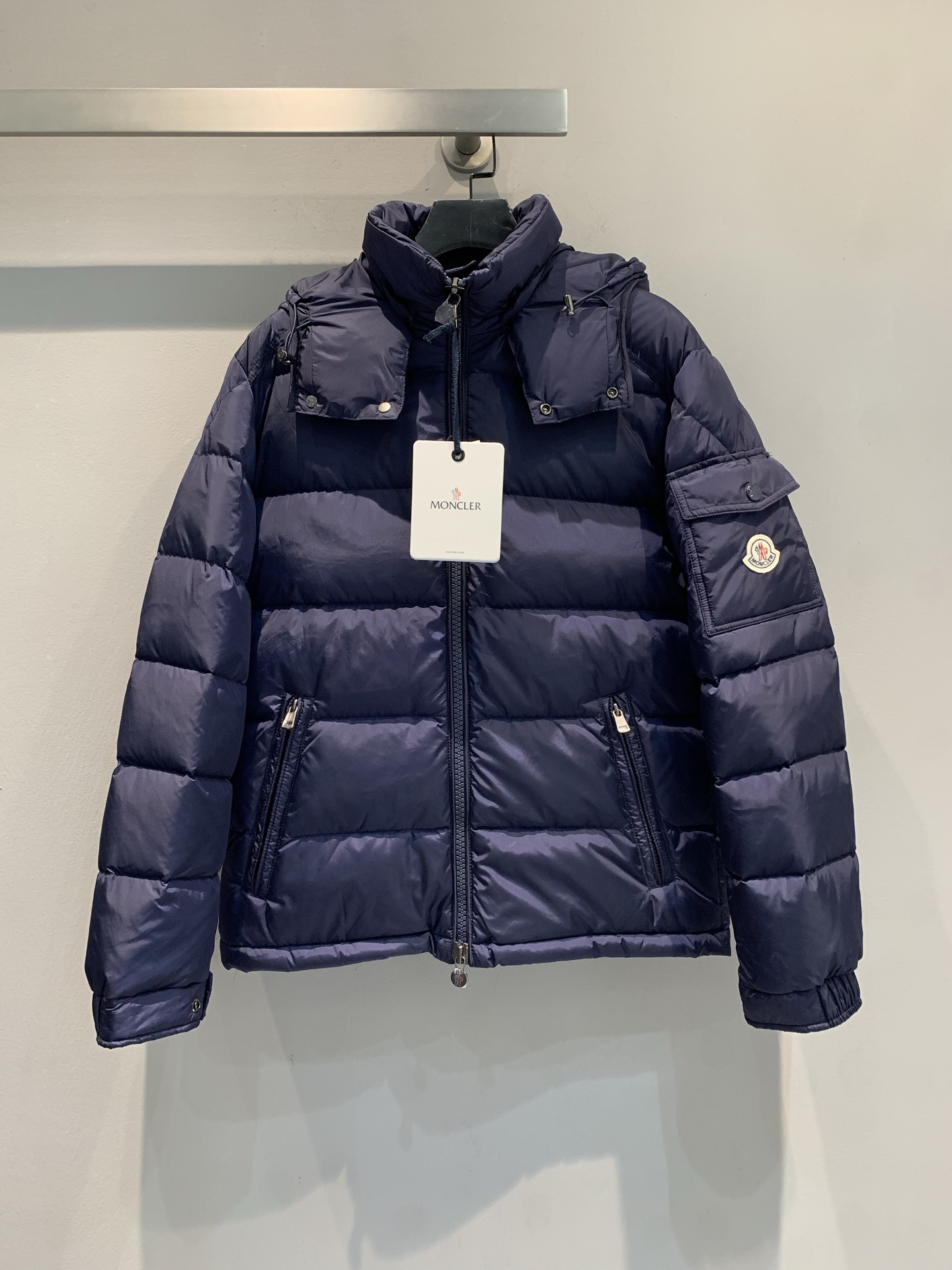 NO:565966,The new model with dust bag has been shipped. Actual shot of the new Maya matte down jacket from Moncle* for autumn and winter, new matte fabric, filled with national standard 95 white goose down, perfect for keeping warm! Short design + adjustable hood, equipped with multi-functional pockets, practical and fashionable, brand badge is very recognizable, versatile in autumn and winter, suitable for commuting and outdoor use! Wide size coverage, suitable for various body types, looks good no matter how you match it. Size 1 2 3 4  5,,down jacket,hats,alexander wang19860909配防尘袋新款出货啦 大货实拍 Moncle*秋冬新Maya哑光羽绒服,新哑光面料,填充国标95白鹅绒,保暖力满分!短款设计+可调节连帽,配有多功能口袋,实用又时髦,品牌徽章超有辨识度,秋冬穿搭百搭不挑人,通勤、户外都OK!尺码覆盖广,适合各种体型,怎么搭都好看.码数1 2 3 4 5,,down jacket,hats,alexander wang,Women's clothing