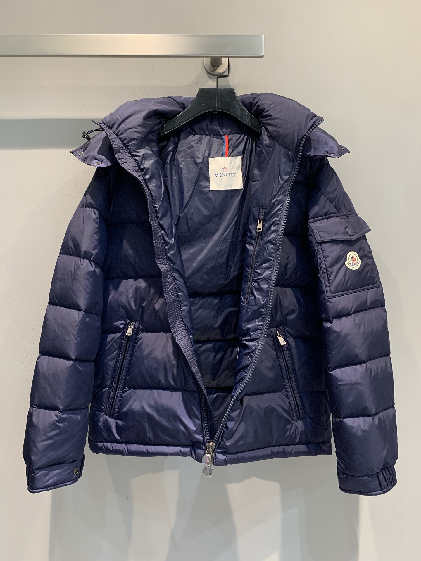 新款🔥出货啦📢 大货实拍 Moncle*2025秋冬新Maya哑光羽绒服，新哑光面料，填充国标95白鹅绒