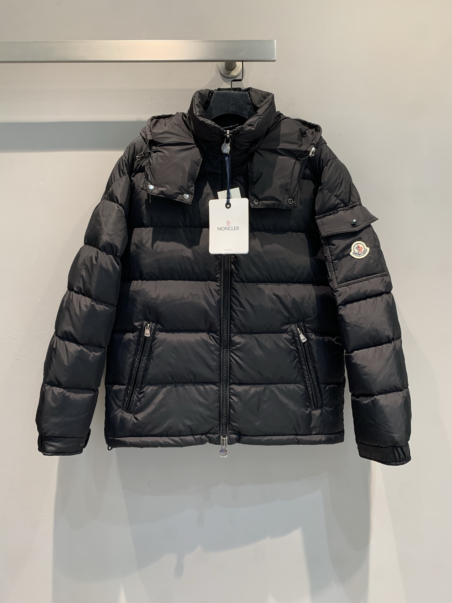 NO:565979,Equipped with dust bag, the new model is shipped. M Actual shot of the real product. Moncle*'s new Maya matte down jacket for autumn and winter, new matte fabric, filled with national standard 95 white goose down, perfect for warmth! Short design + adjustable hood, equipped with multi-functional pockets, practical and fashionable, brand badge is very recognizable, versatile in autumn and winter, suitable for commuting and outdoor! Wide size coverage, suitable for various body types, looks good no matter how you match it. Size 1 2 3 4  5,,down jacket,hats,alexander wang19860909配防尘袋新款出货啦M 大货实拍 Moncle*秋冬新Maya哑光羽绒服,新哑光面料,填充国标95白鹅绒,保暖力满分!短款设计+可调节连帽,配有多功能口袋,实用又时髦,品牌徽章超有辨识度,秋冬穿搭百搭不挑人,通勤、户外都OK!尺码覆盖广,适合各种体型,怎么搭都好看.码数1 2 3 4 5,,down jacket,hats,alexander wang,Women's clothing