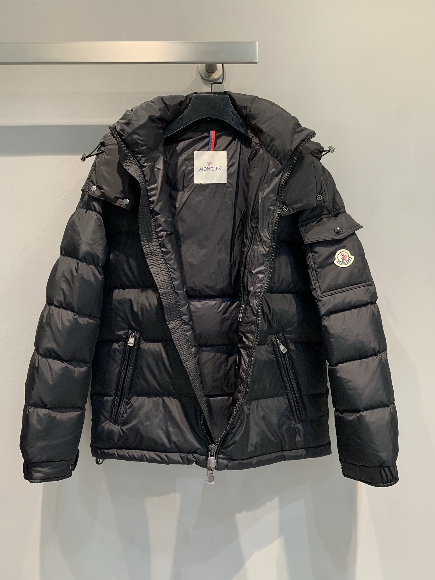 新款🔥出货啦📢 大货实拍 Moncle*2025秋冬新Maya哑光羽绒服，新哑光面料，填充国标95白鹅绒