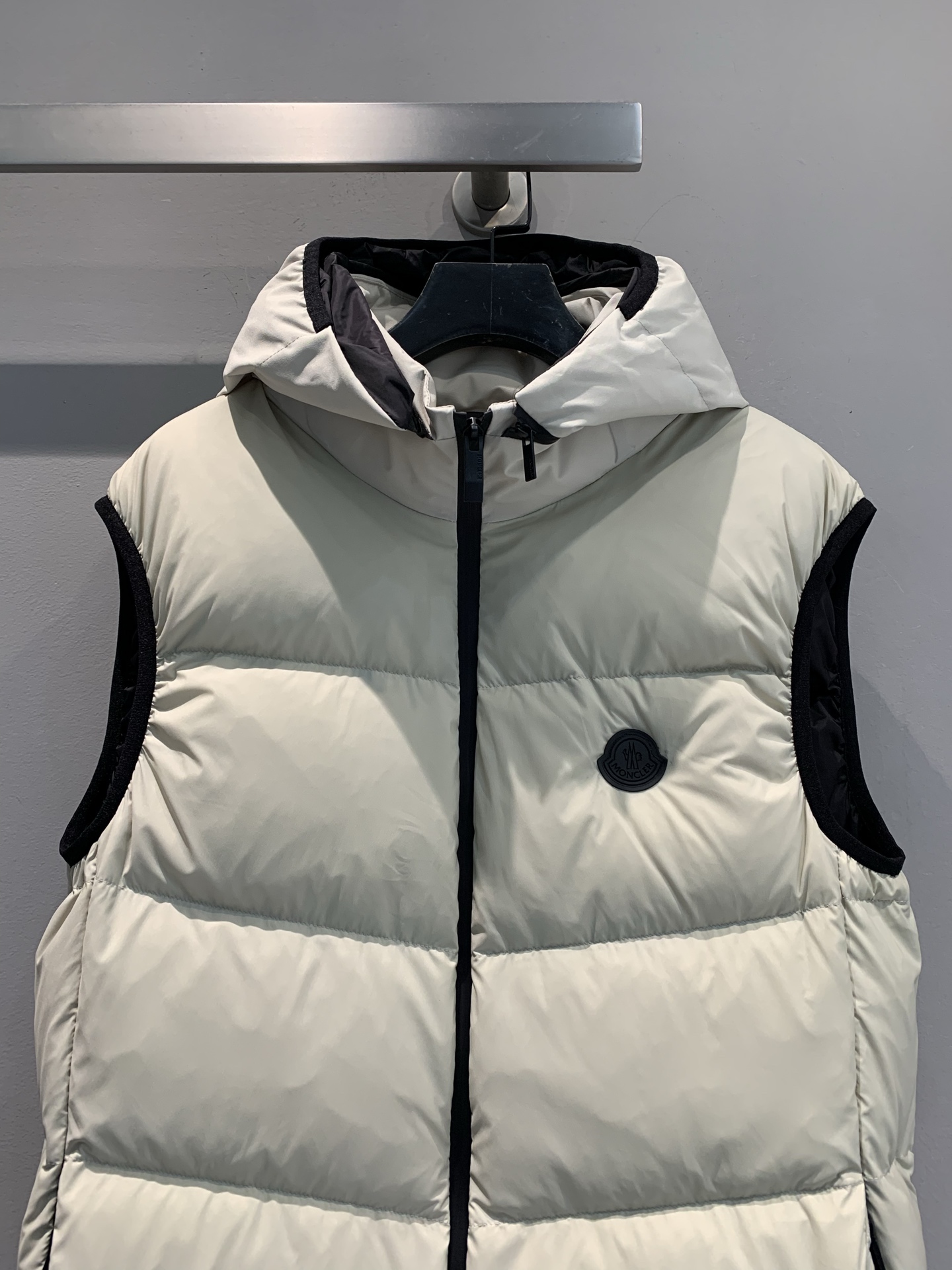 新款🔥出货啦📢 大货实拍 Moncle*2025秋冬新款黑标连帽羽绒马甲，95白鹅绒填充，保暖力满分，秋