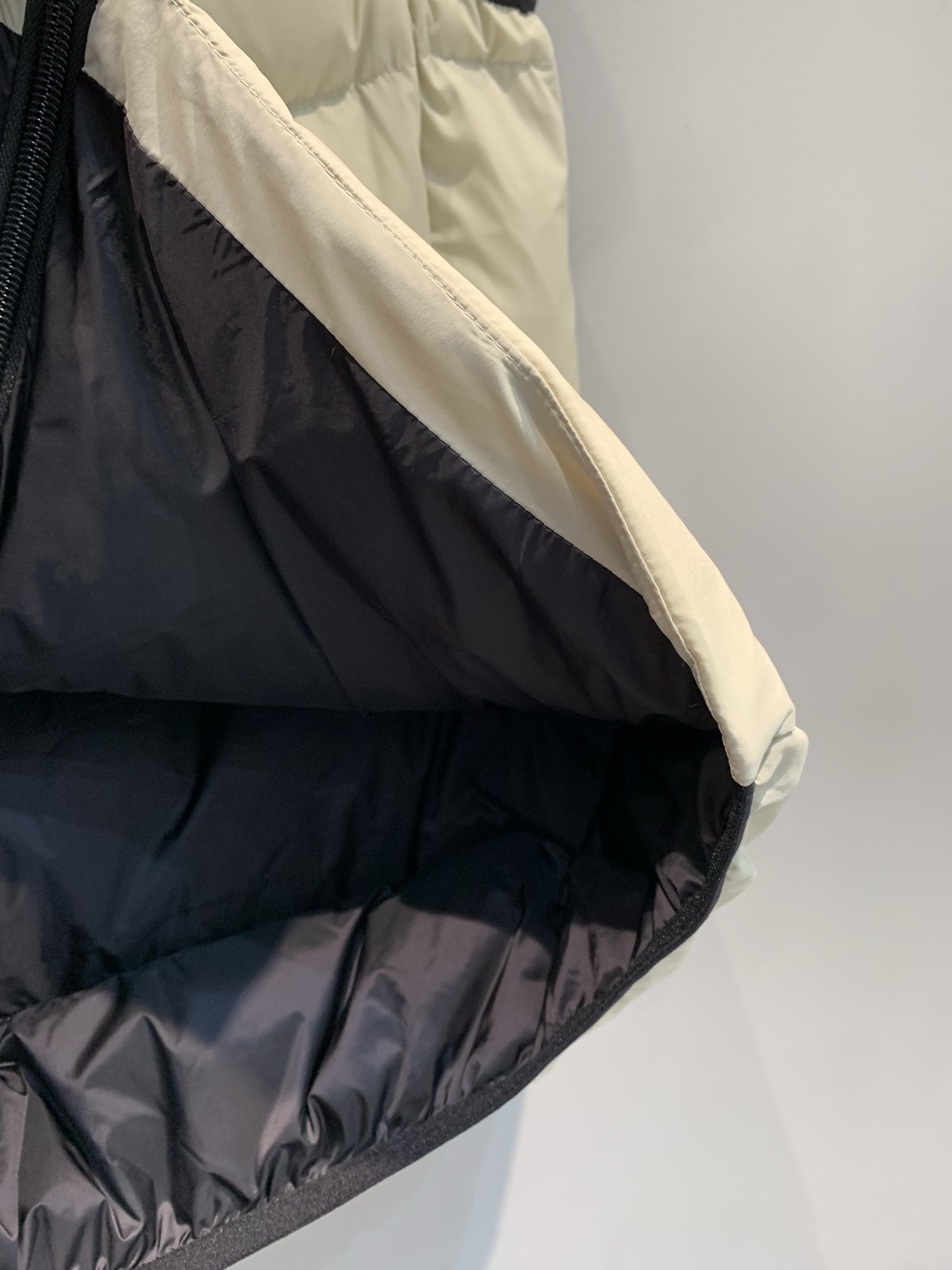 新款🔥出货啦📢 大货实拍 Moncle*2025秋冬新款黑标连帽羽绒马甲，95白鹅绒填充，保暖力满分，秋