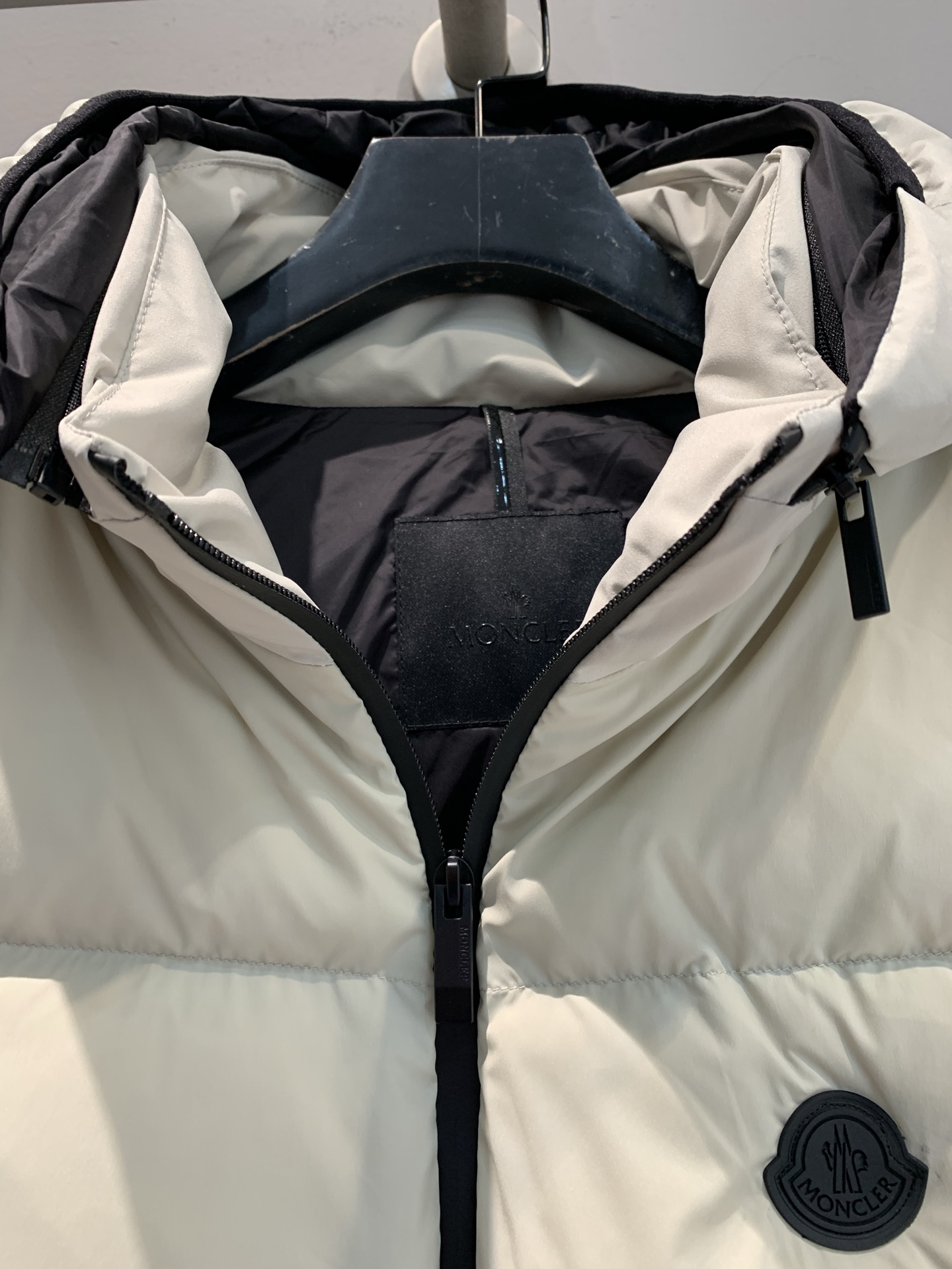 新款🔥出货啦📢 大货实拍 Moncle*2025秋冬新款黑标连帽羽绒马甲，95白鹅绒填充，保暖力满分，秋