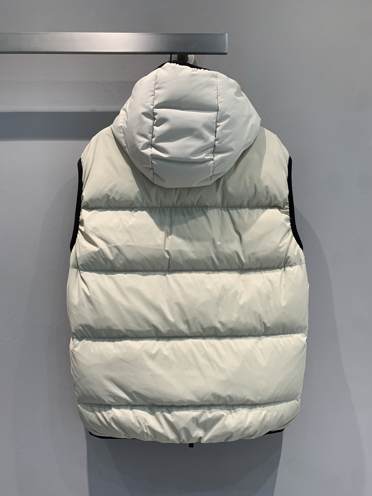 新款🔥出货啦📢 大货实拍 Moncle*2025秋冬新款黑标连帽羽绒马甲，95白鹅绒填充，保暖力满分，秋