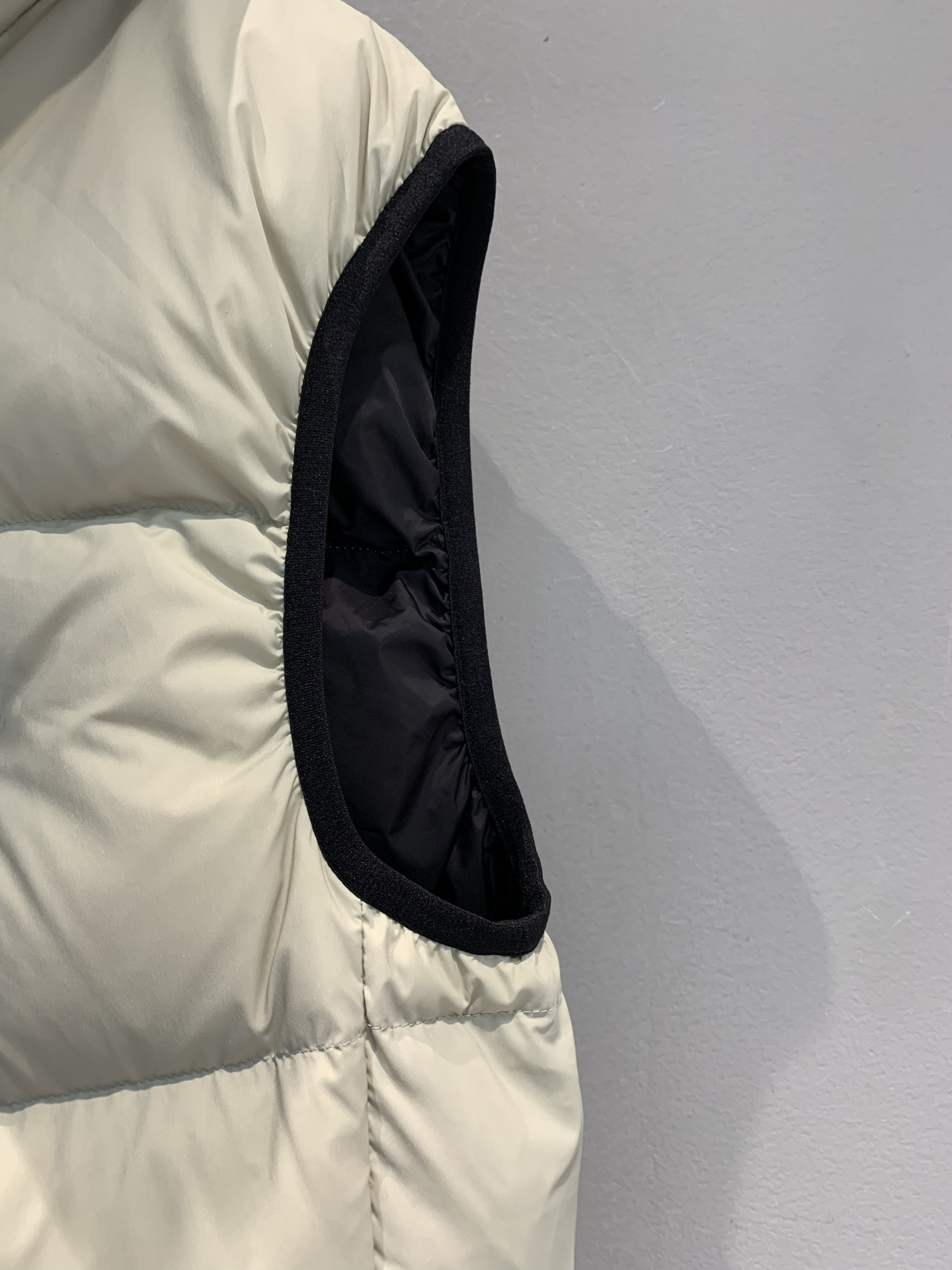 新款🔥出货啦📢 大货实拍 Moncle*2025秋冬新款黑标连帽羽绒马甲，95白鹅绒填充，保暖力满分，秋