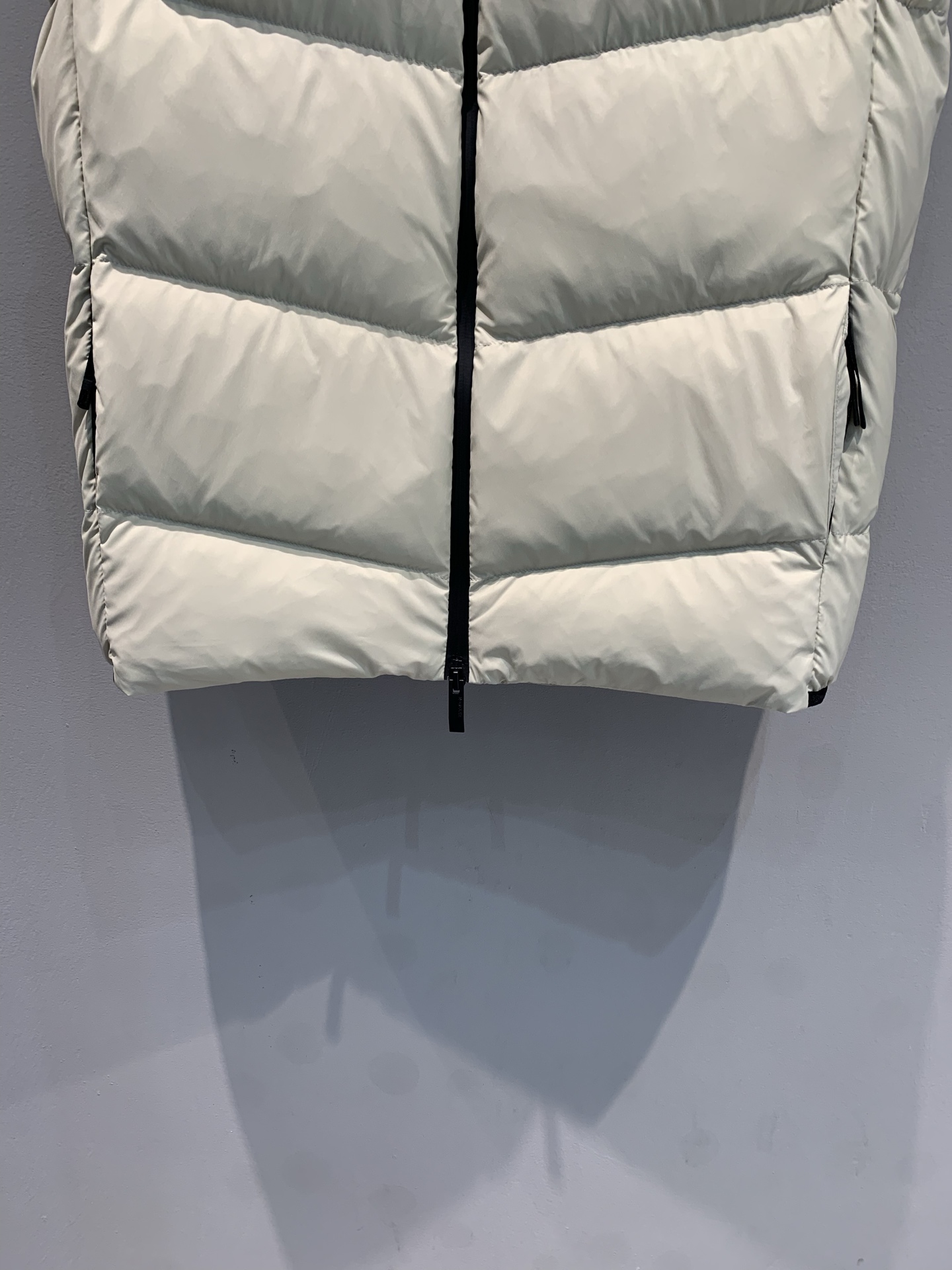 新款🔥出货啦📢 大货实拍 Moncle*2025秋冬新款黑标连帽羽绒马甲，95白鹅绒填充，保暖力满分，秋