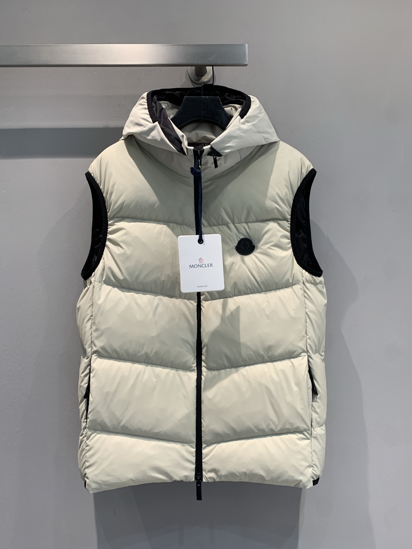 NO:565950,Equipped with dust bag, the new model has been shipped. Actual photos of the goods. Moncle* new autumn and winter black label hooded down vest, filled with 95 white goose down, perfect for warmth, very suitable for autumn and winter. Hooded design + zipper closure, easy to put on and take off, suitable for commuting and leisure. The brand originates from the French Alps. It combines professional outdoor + luxury fashion, practical and fashionable, can be easily worn by all ages, and looks great with shirts or sweaters. Code number 1 2 3 4  5,,hoodie,sweatshirts,shirts,down jacket,hats,alexander wang19860909配防尘袋新款出货啦大货实拍 Moncle*秋冬新款黑标连帽羽绒马甲,95白鹅绒填充,保暖力满分,秋冬穿超合适.连帽设计+拉链开合,穿脱方便,通勤休闲都能hold住.品牌源自法国阿尔卑斯山,专业户外+奢华时尚兼具,实用又时髦,全年龄段都能轻松驾驭,搭配衬衫或卫衣都很出彩计.码数1 2 3 4 5,,hoodie,sweatshirts,shirts,down jacket,hats,alexander wang,Women's clothing