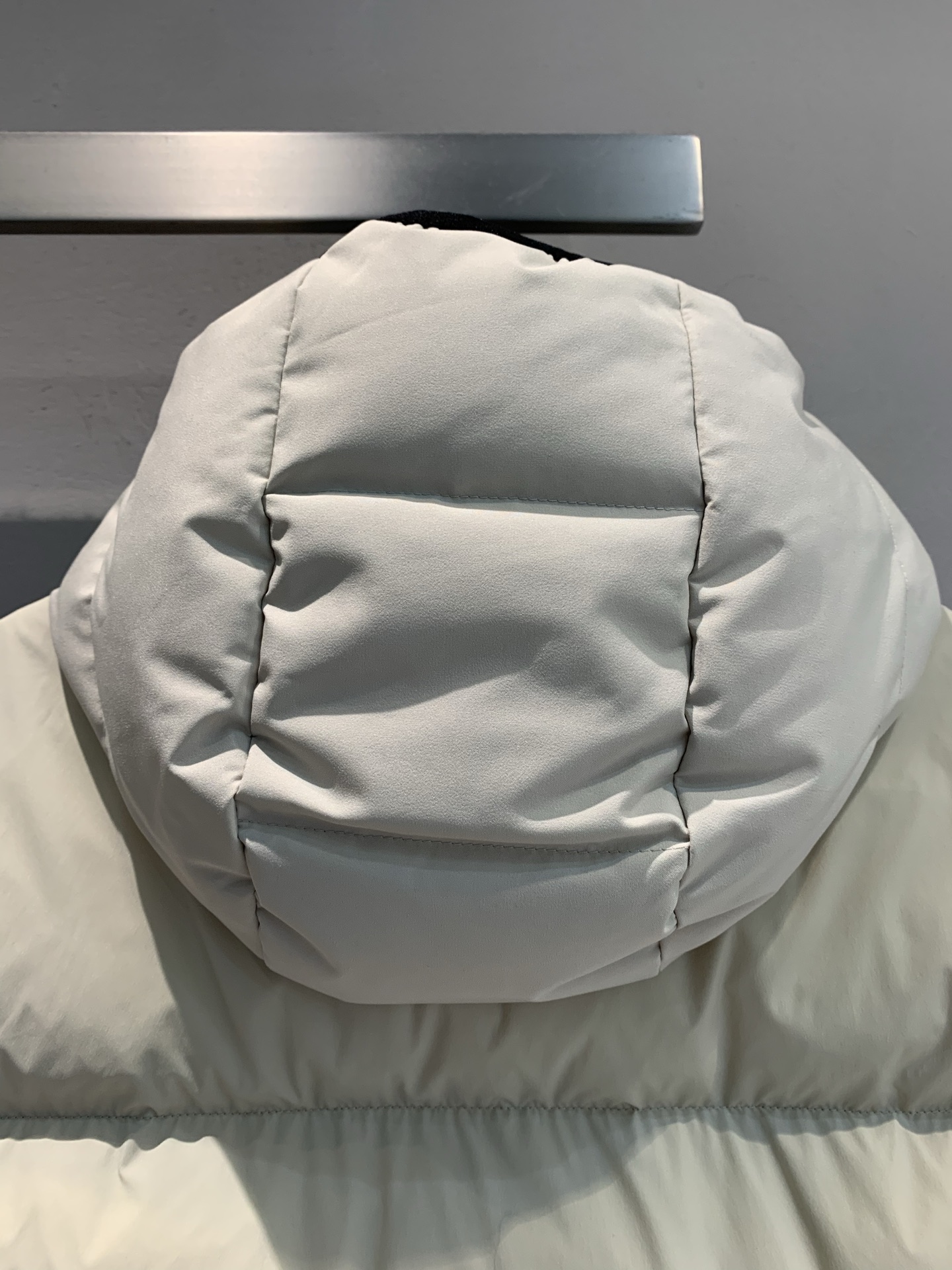 新款🔥出货啦📢 大货实拍 Moncle*2025秋冬新款黑标连帽羽绒马甲，95白鹅绒填充，保暖力满分，秋