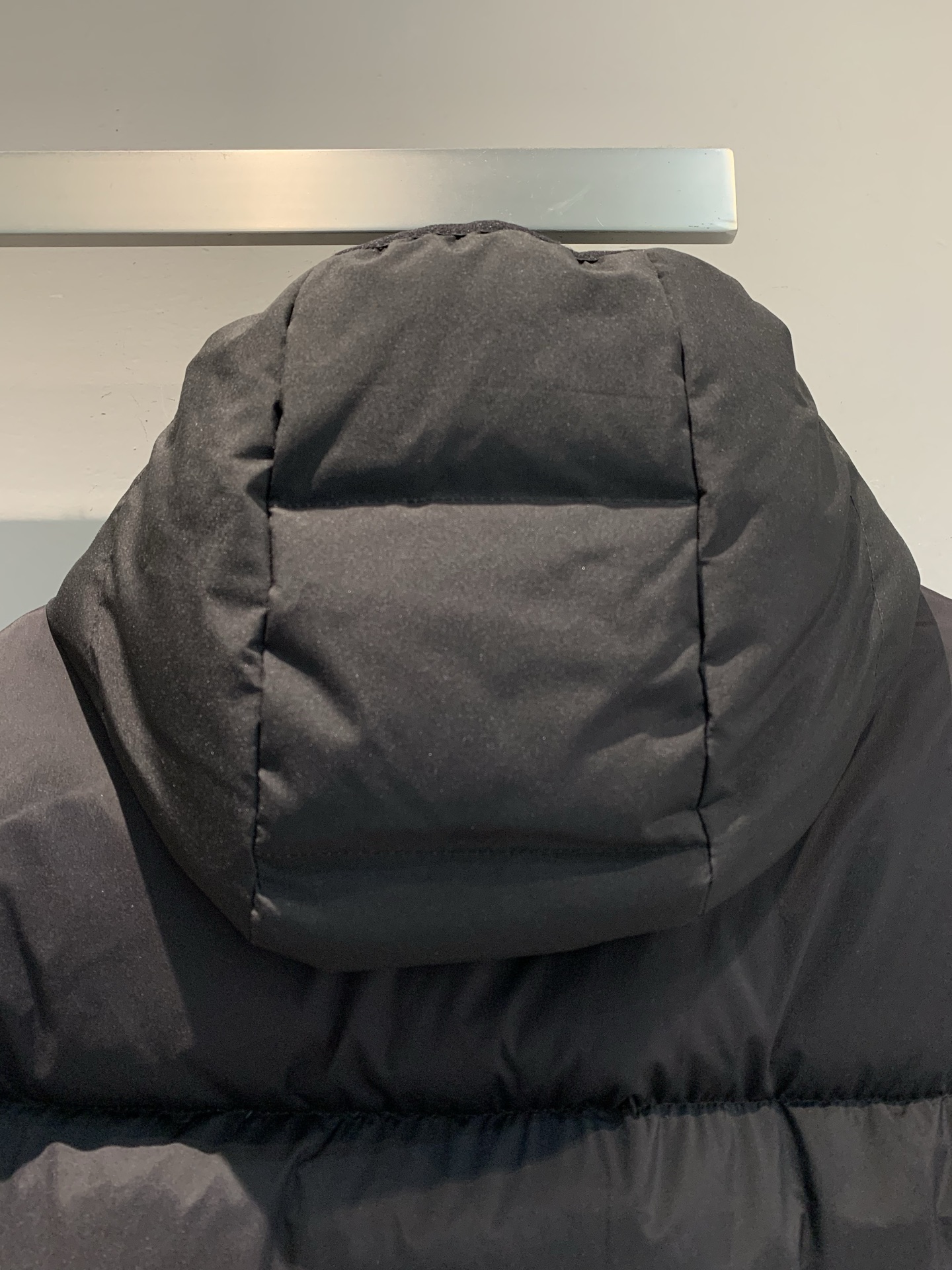 新款🔥出货啦📢 大货实拍 Moncle*2025秋冬新款黑标连帽羽绒马甲，95白鹅绒填充，保暖力满分，秋