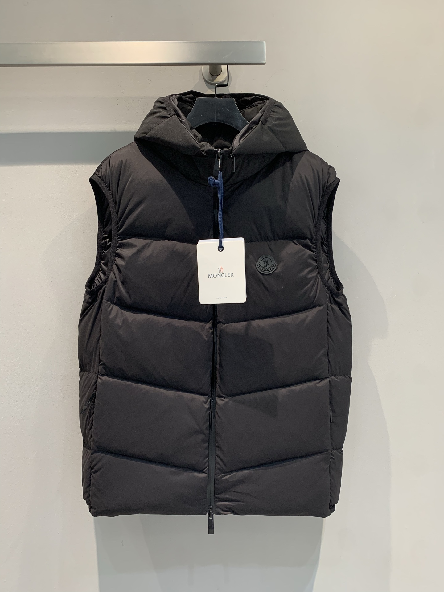 NO:565958,Equipped with dust bag, the new model has been shipped. Actual shot of the new Moncle* autumn and winter new black label hooded down vest, filled with 95 white goose down, perfect for warmth, very suitable for autumn and winter. Hooded design + zipper closure, easy to put on and take off, suitable for commuting and leisure. The brand originates from the French Alps. It combines professional outdoor + luxury fashion, practical and fashionable, can be easily worn by all ages, and looks great with shirts or sweaters. Code number 1 2 3 4  5,,hoodie,sweatshirts,shirts,down jacket,hats,alexander wang19860909配防尘袋新款出货啦 大货实拍 Moncle*秋冬新款黑标连帽羽绒马甲,95白鹅绒填充,保暖力满分,秋冬穿超合适.连帽设计+拉链开合,穿脱方便,通勤休闲都能hold住.品牌源自法国阿尔卑斯山,专业户外+奢华时尚兼具,实用又时髦,全年龄段都能轻松驾驭,搭配衬衫或卫衣都很出彩计.码数1 2 3 4 5,,hoodie,sweatshirts,shirts,down jacket,hats,alexander wang,Women's clothing