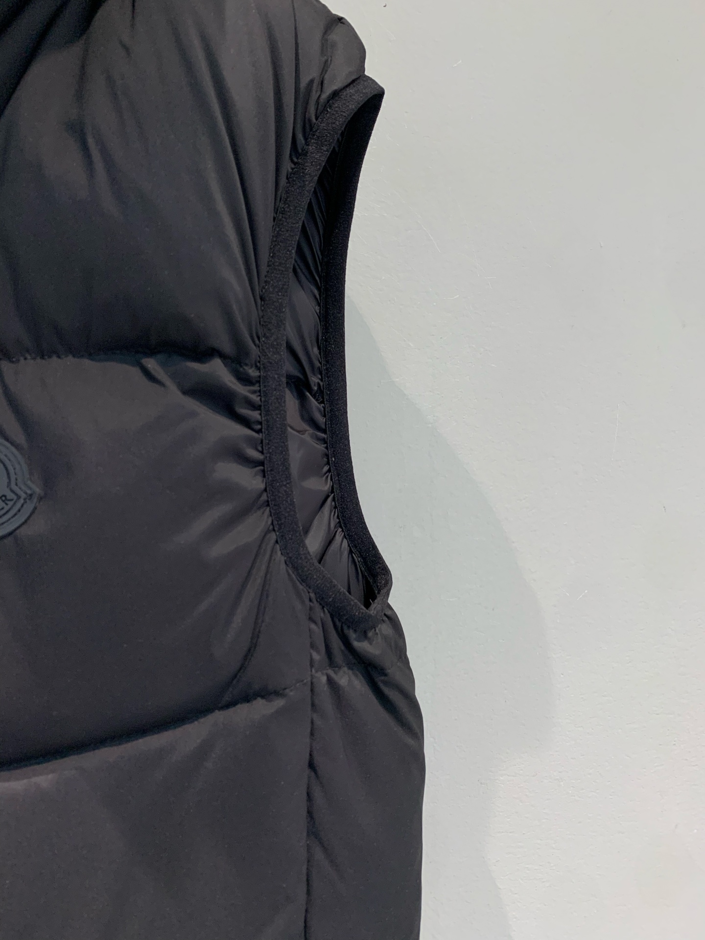 新款🔥出货啦📢 大货实拍 Moncle*2025秋冬新款黑标连帽羽绒马甲，95白鹅绒填充，保暖力满分，秋