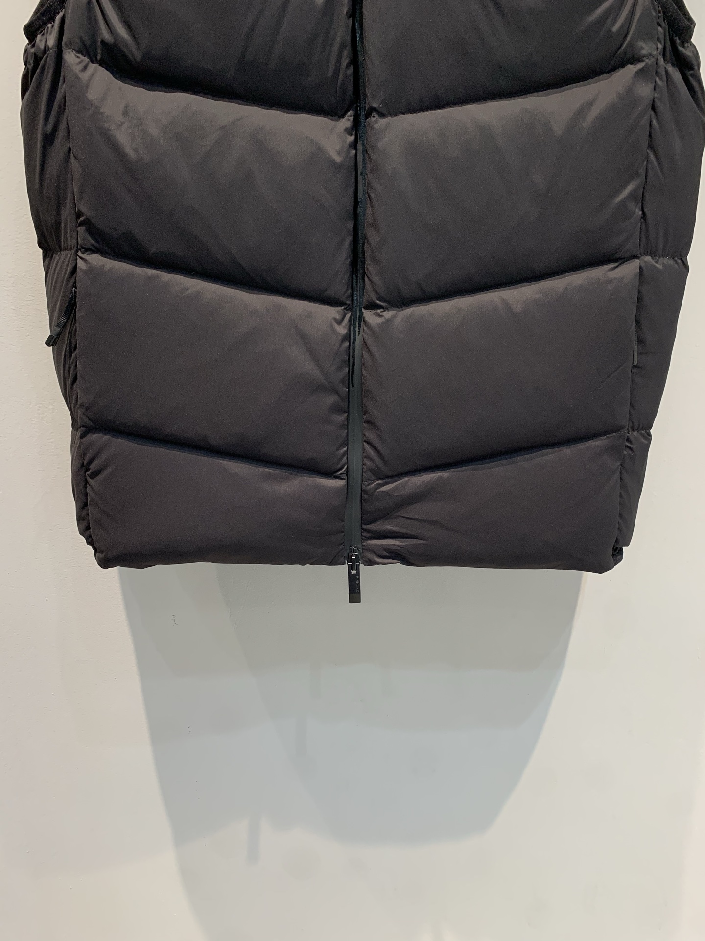 新款🔥出货啦📢 大货实拍 Moncle*2025秋冬新款黑标连帽羽绒马甲，95白鹅绒填充，保暖力满分，秋