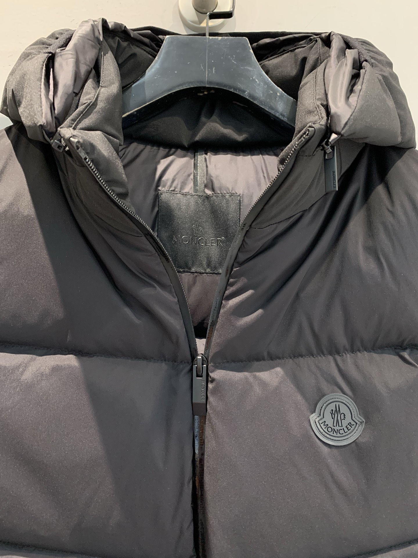 新款🔥出货啦📢 大货实拍 Moncle*2025秋冬新款黑标连帽羽绒马甲，95白鹅绒填充，保暖力满分，秋