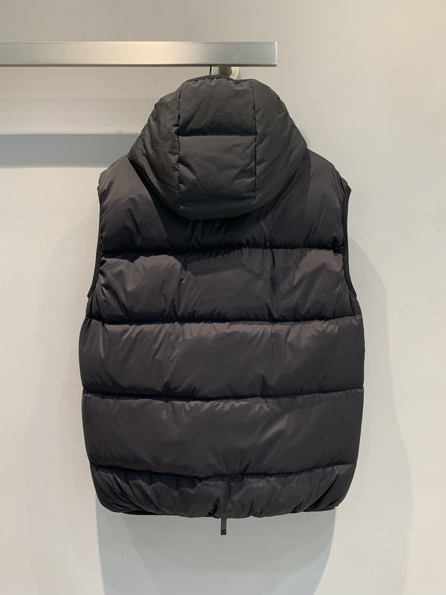 新款🔥出货啦📢 大货实拍 Moncle*2025秋冬新款黑标连帽羽绒马甲，95白鹅绒填充，保暖力满分，秋