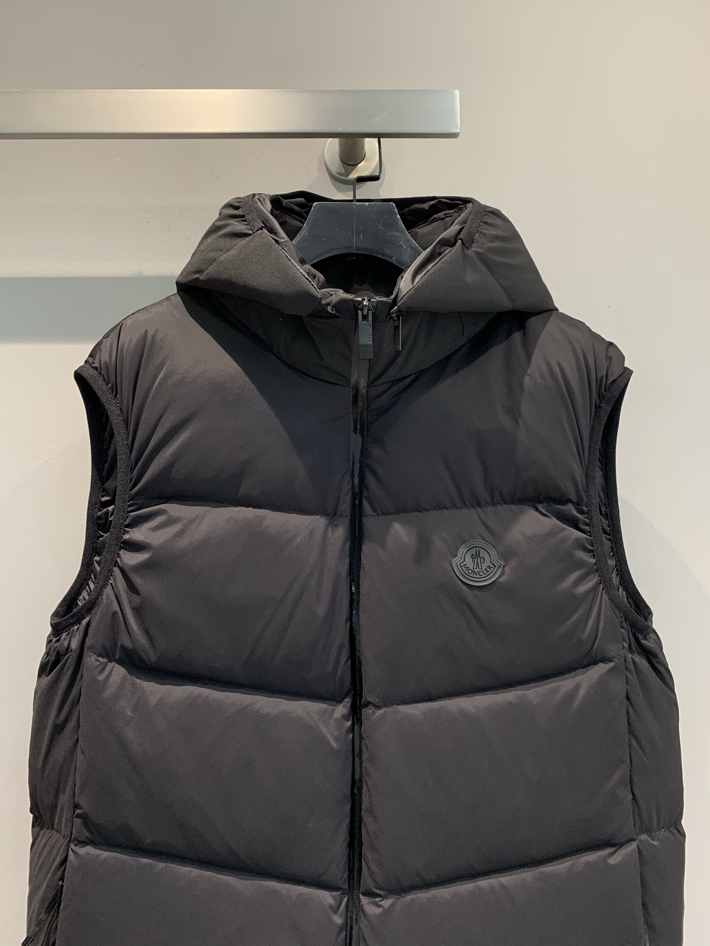 新款🔥出货啦📢 大货实拍 Moncle*2025秋冬新款黑标连帽羽绒马甲，95白鹅绒填充，保暖力满分，秋