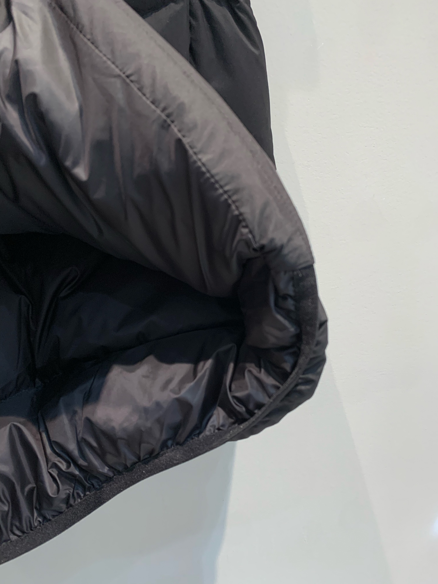 新款🔥出货啦📢 大货实拍 Moncle*2025秋冬新款黑标连帽羽绒马甲，95白鹅绒填充，保暖力满分，秋