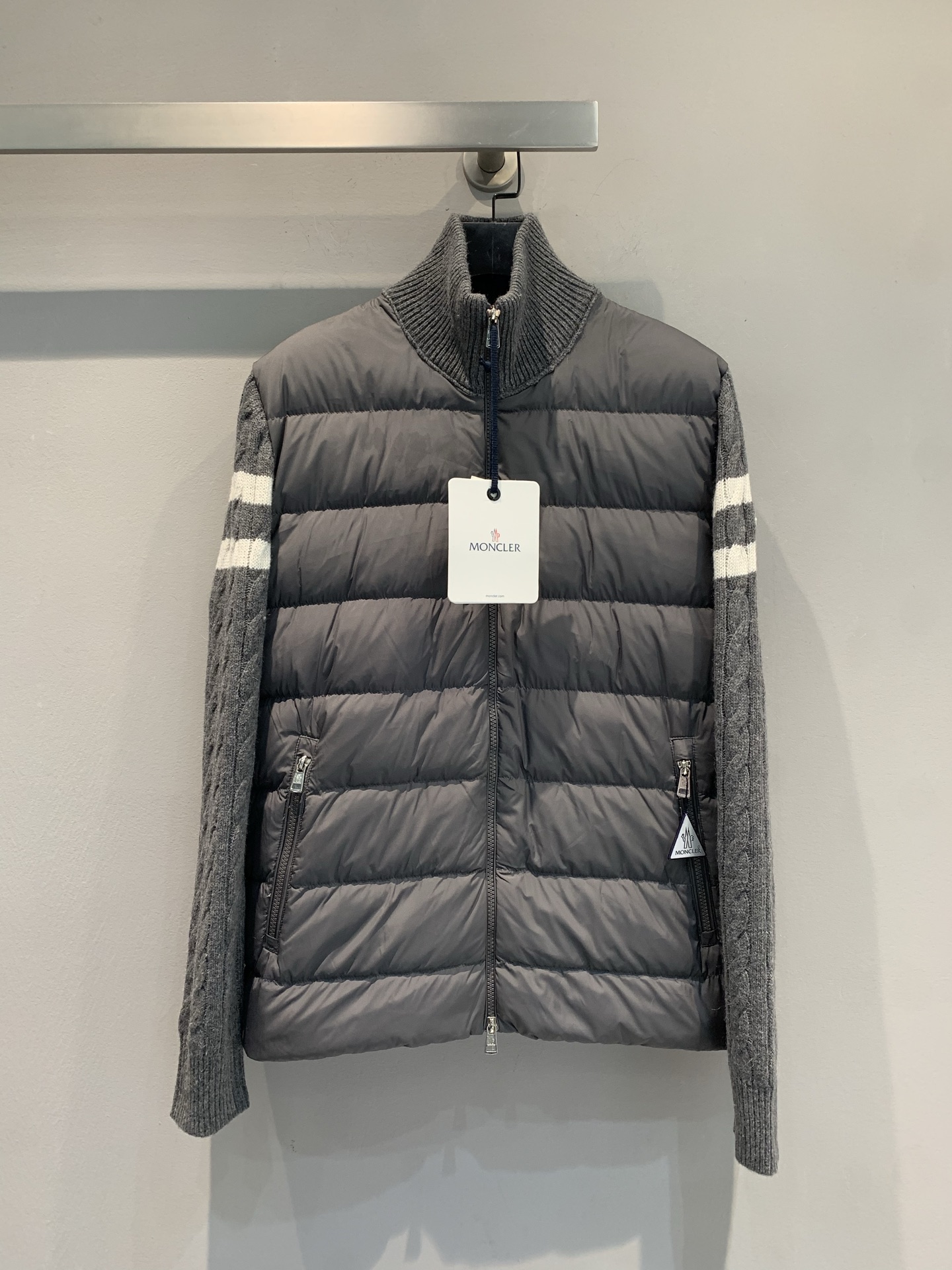 NO:569049,Equipped with dust bag, the new model is shipped. Real photos of M big goods. Moncle* Padded series spliced ​​knitted down jacket, wool knitting + light down, warm and fashionable! Stand-up collar zipper design, cuffs and collar stripe details, full of college style. Filled with high-quality down, super warm in autumn and winter, suitable for commuting and leisure. Same style for men and women, versatile and easy to match. Code number 12345,, down jacket, alexander wang19860909配防尘袋新款出货啦M大货实拍 Moncle* Padded系列拼接针织羽绒服,羊毛针织+轻薄羽绒,保暖又时髦! 立领拉链设计,袖口和领口条纹细节,学院风满满.填充高品质羽绒,秋冬穿超暖,通勤休闲都OK.男女同款,百搭不挑人.码数12345,,down jacket,alexander wang,Women's clothing