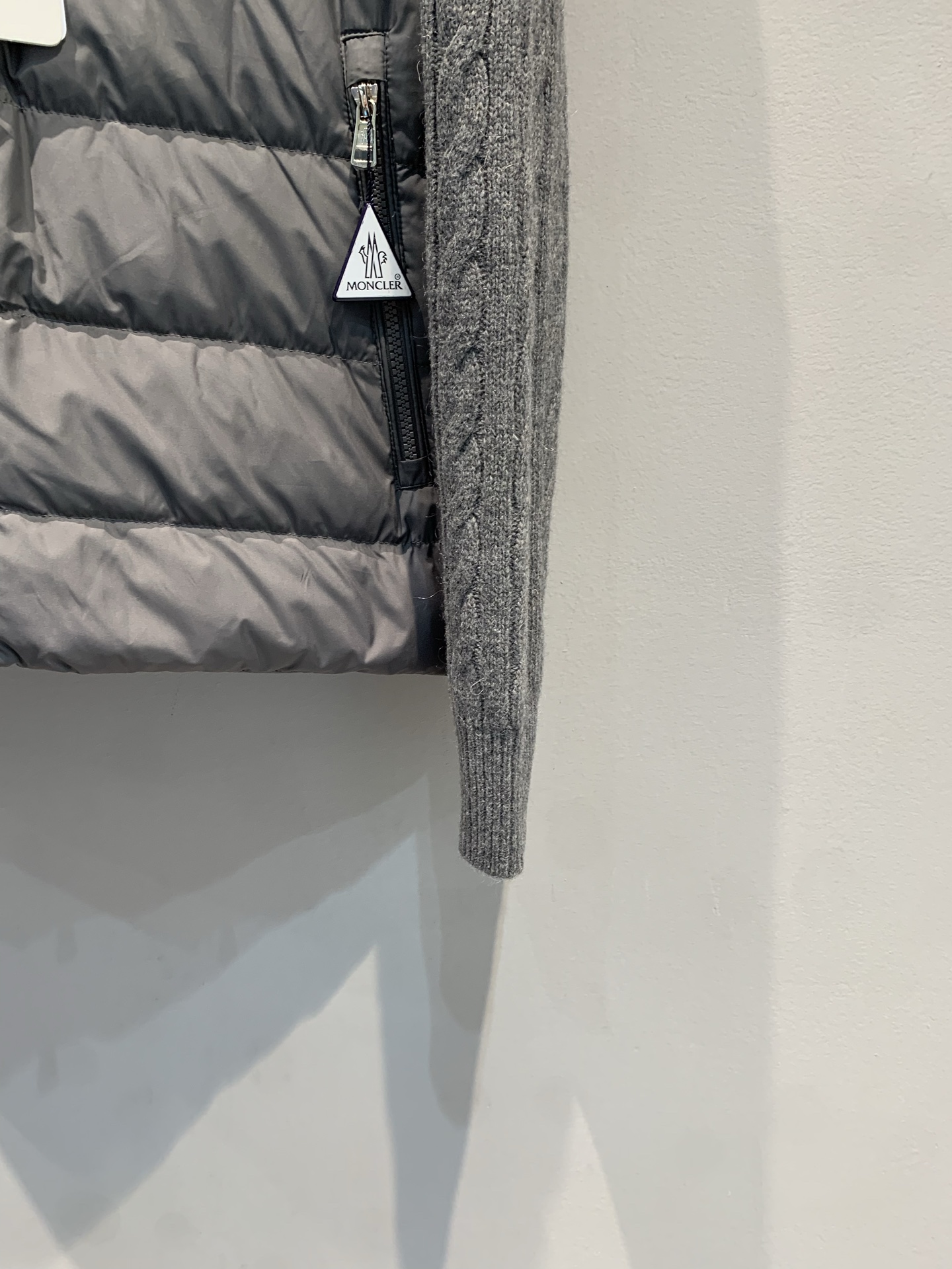 新款🔥出货啦📢 大货实拍 Moncle* Padded系列拼接针织羽绒服，羊毛针织+轻薄羽绒，保暖又时髦