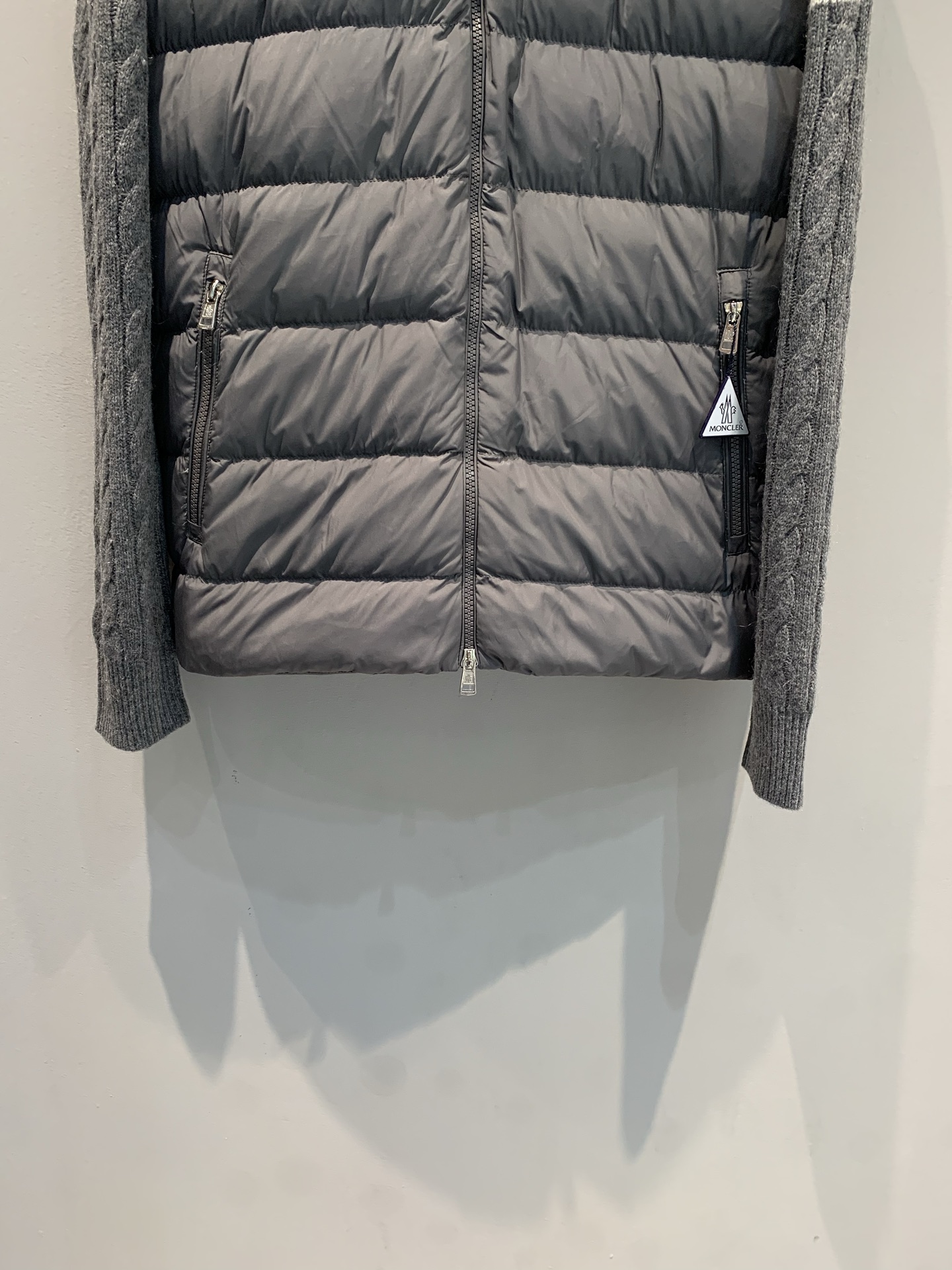 新款🔥出货啦📢 大货实拍 Moncle* Padded系列拼接针织羽绒服，羊毛针织+轻薄羽绒，保暖又时髦