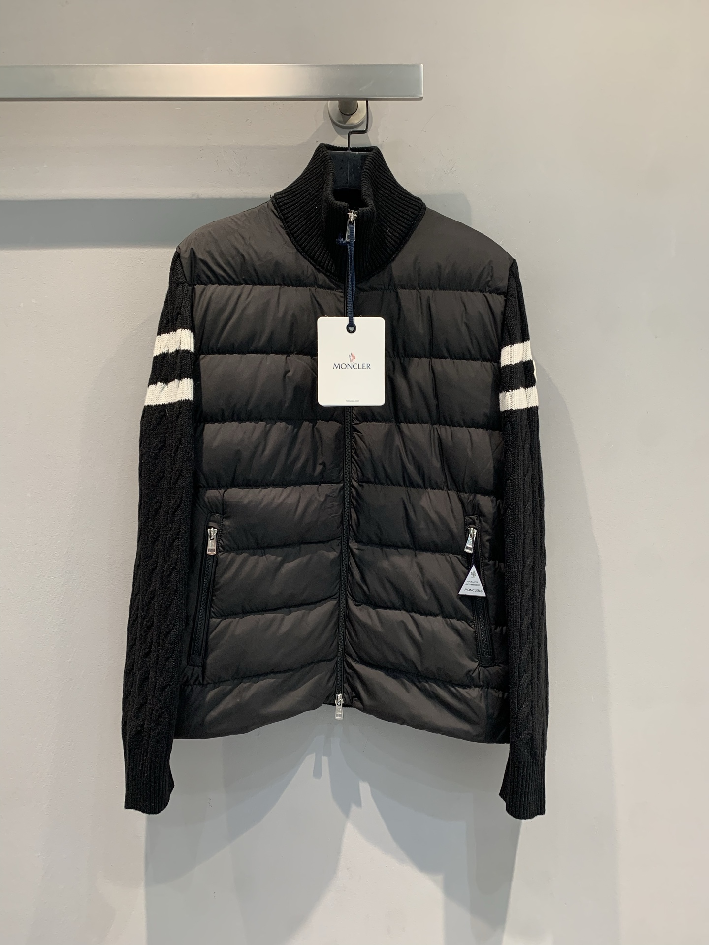 新款🔥出货啦📢 大货实拍 Moncle* Padded系列拼接针织羽绒服，羊毛针织+轻薄羽绒，保暖又时髦