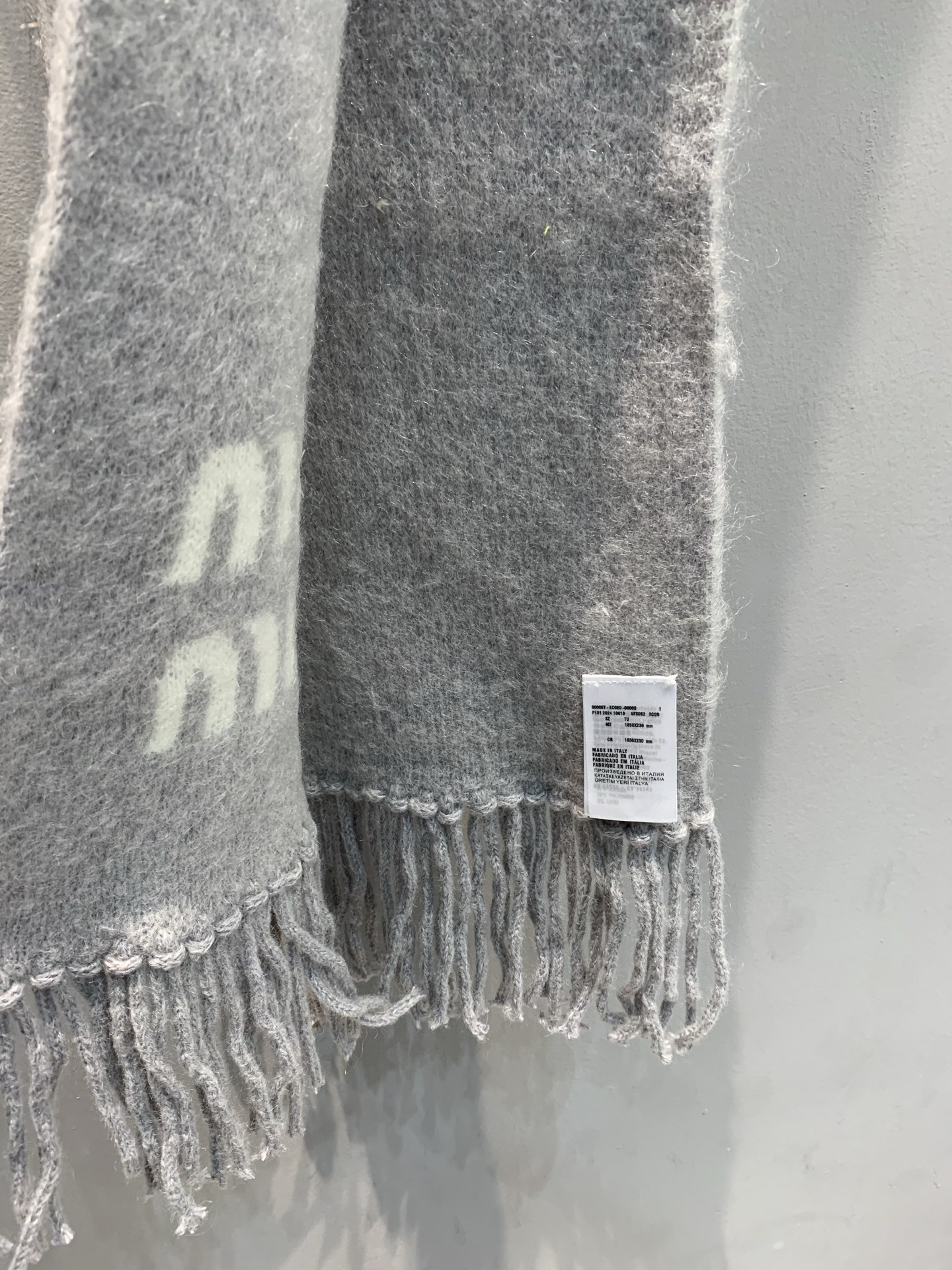 新款🔥出货啦🎺 原版开发 Miumi*2025秋冬新款马海毛混纺羊围巾。采用马海毛面料精心制作，宽松剪裁