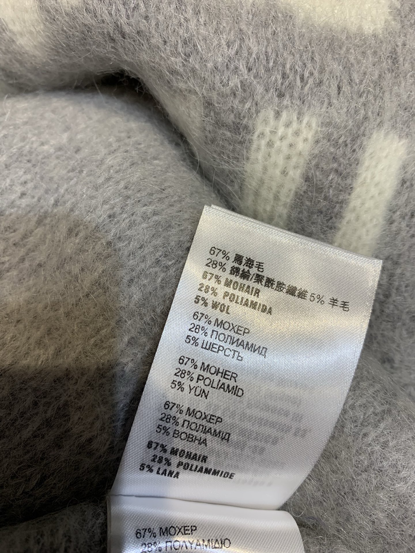 新款🔥出货啦🎺 原版开发 Miumi*2025秋冬新款马海毛混纺羊围巾。采用马海毛面料精心制作，宽松剪裁