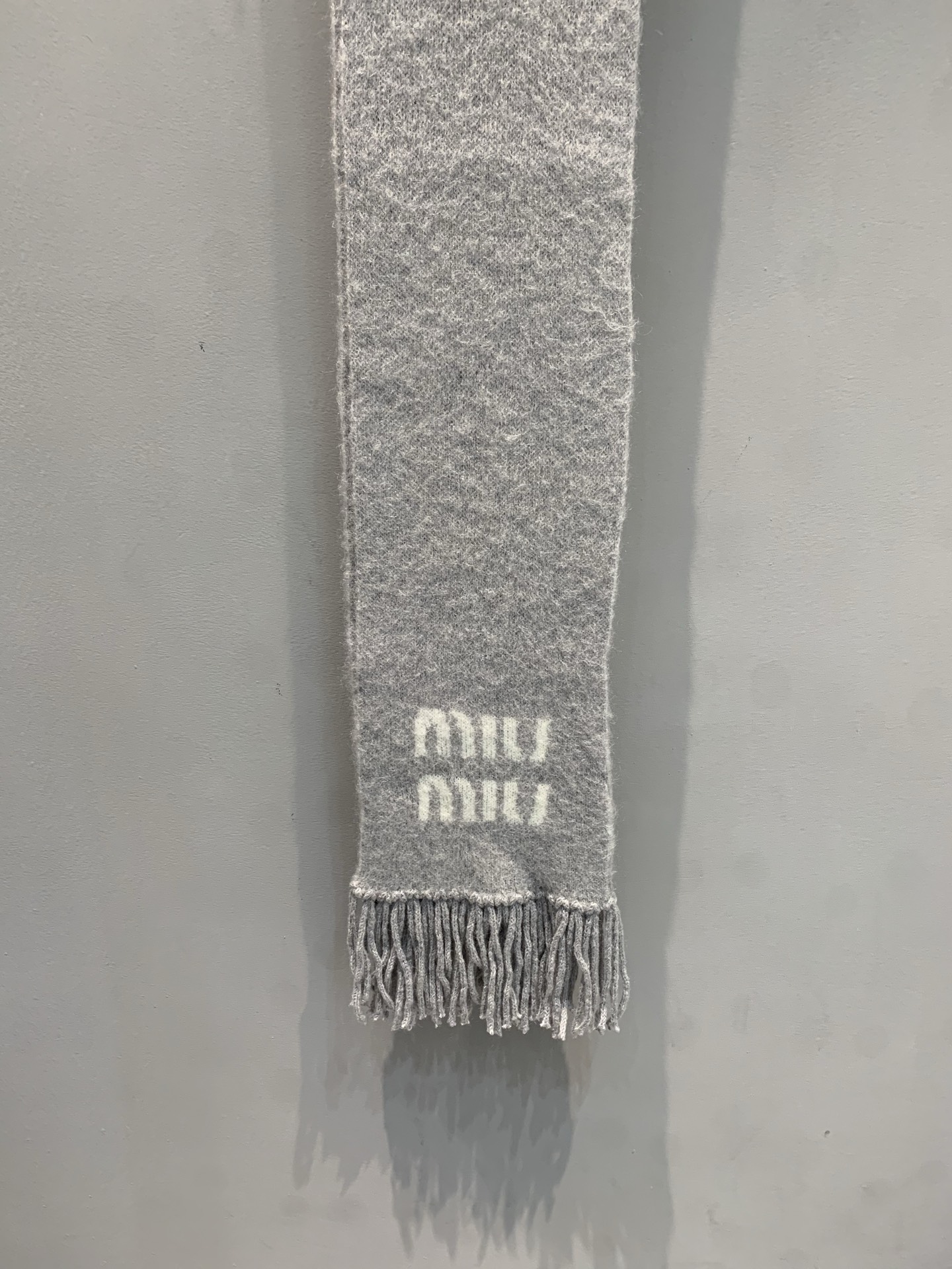 新款🔥出货啦🎺 原版开发 Miumi*2025秋冬新款马海毛混纺羊围巾。采用马海毛面料精心制作，宽松剪裁