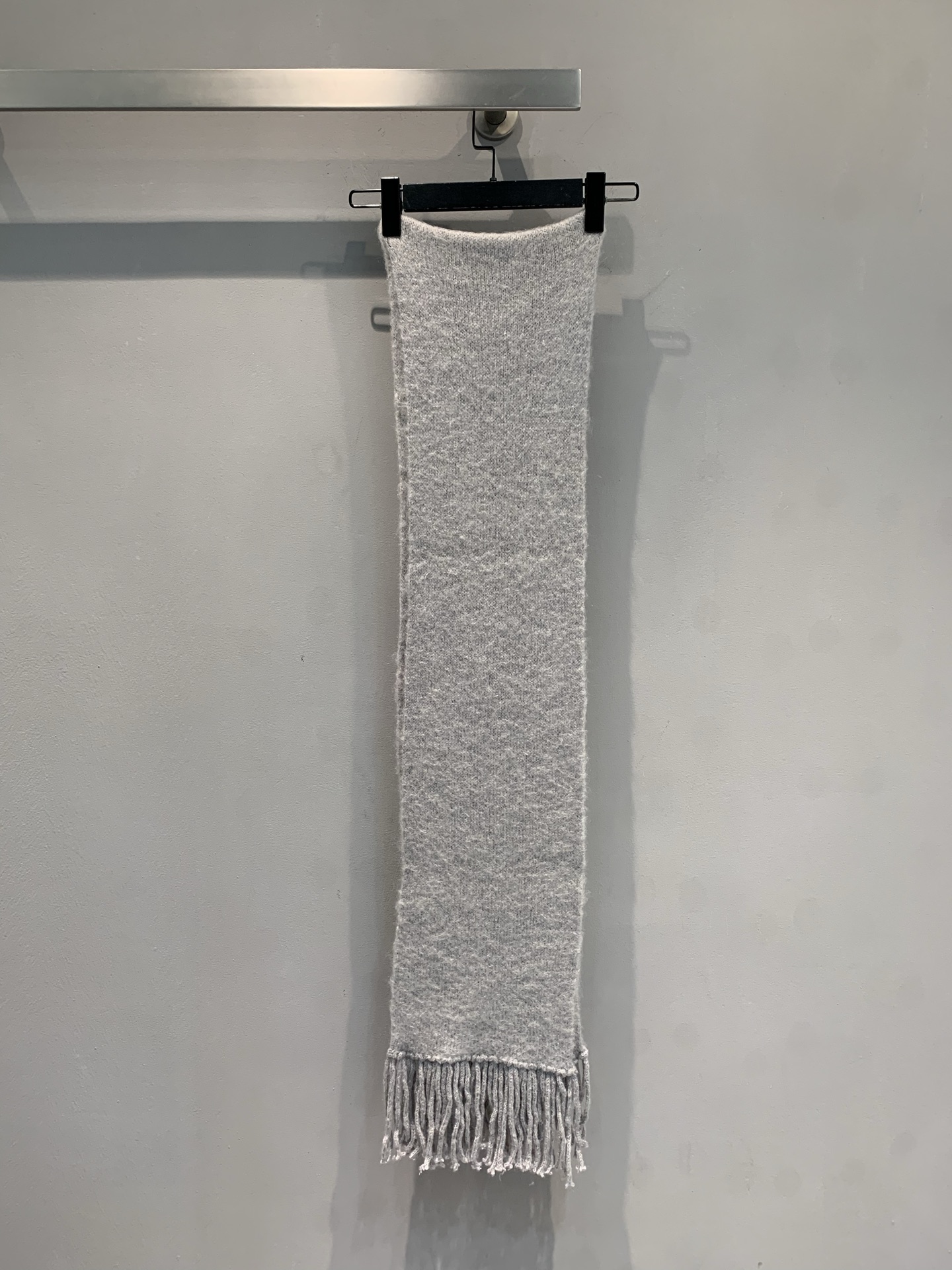 新款🔥出货啦🎺 原版开发 Miumi*2025秋冬新款马海毛混纺羊围巾。采用马海毛面料精心制作，宽松剪裁