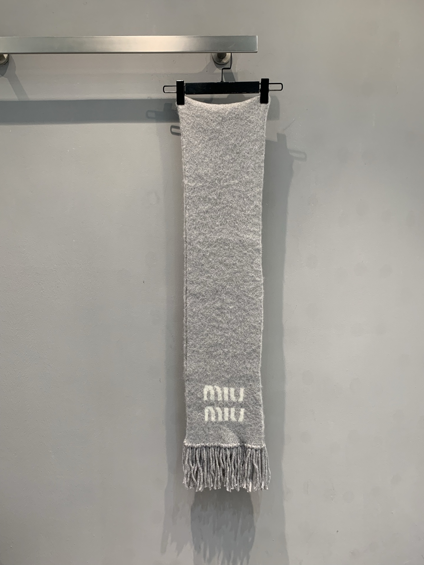 新款🔥出货啦🎺 原版开发 Miumi*2025秋冬新款马海毛混纺羊围巾。采用马海毛面料精心制作，宽松剪裁