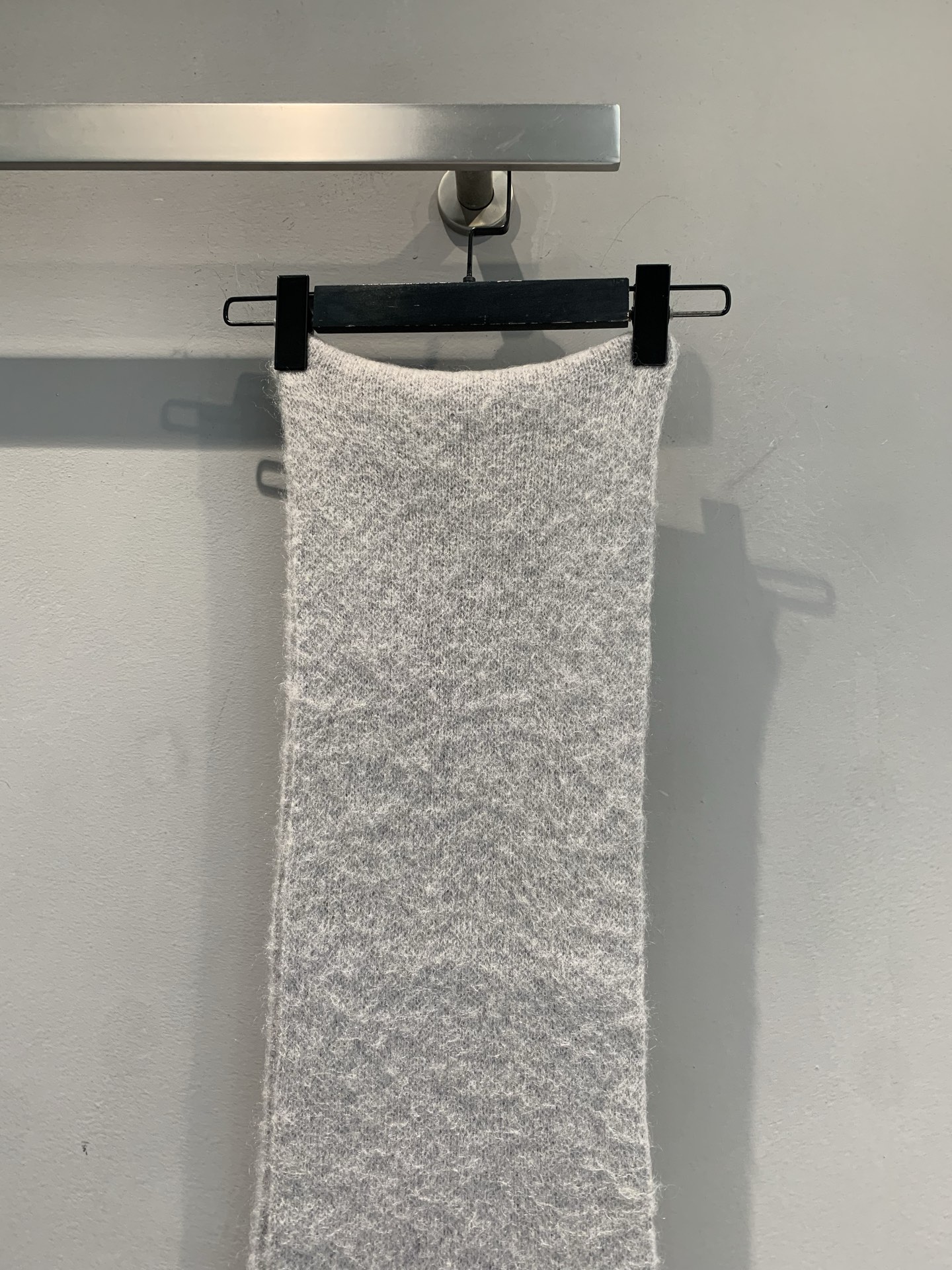 新款🔥出货啦🎺 原版开发 Miumi*2025秋冬新款马海毛混纺羊围巾。采用马海毛面料精心制作，宽松剪裁