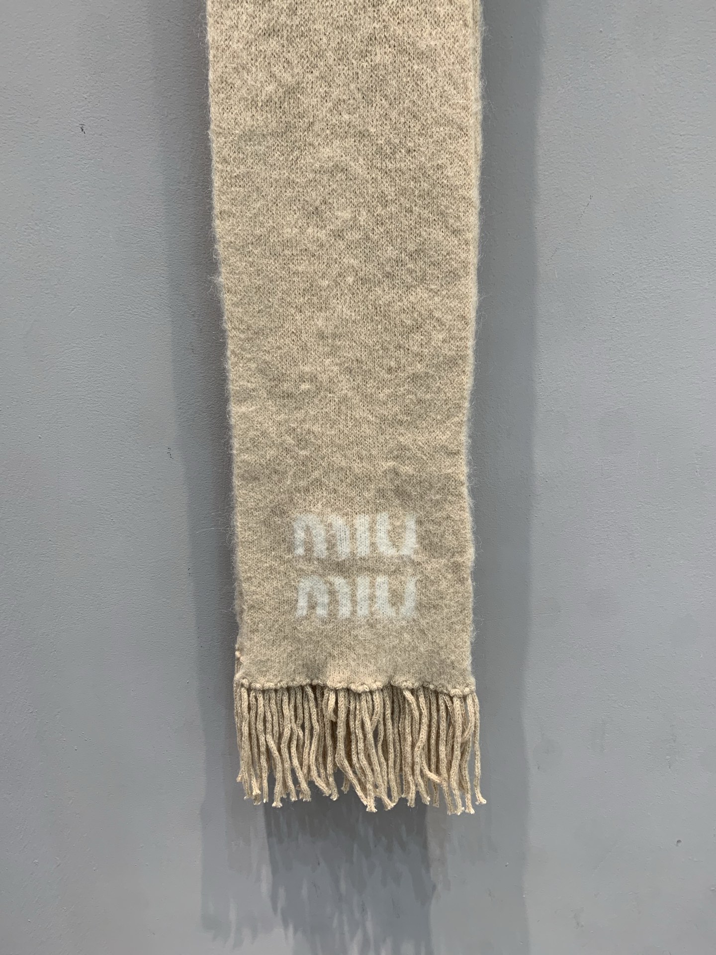 新款🔥出货啦🎺 原版开发 Miumi*2025秋冬新款马海毛混纺羊围巾。采用马海毛面料精心制作，宽松剪裁