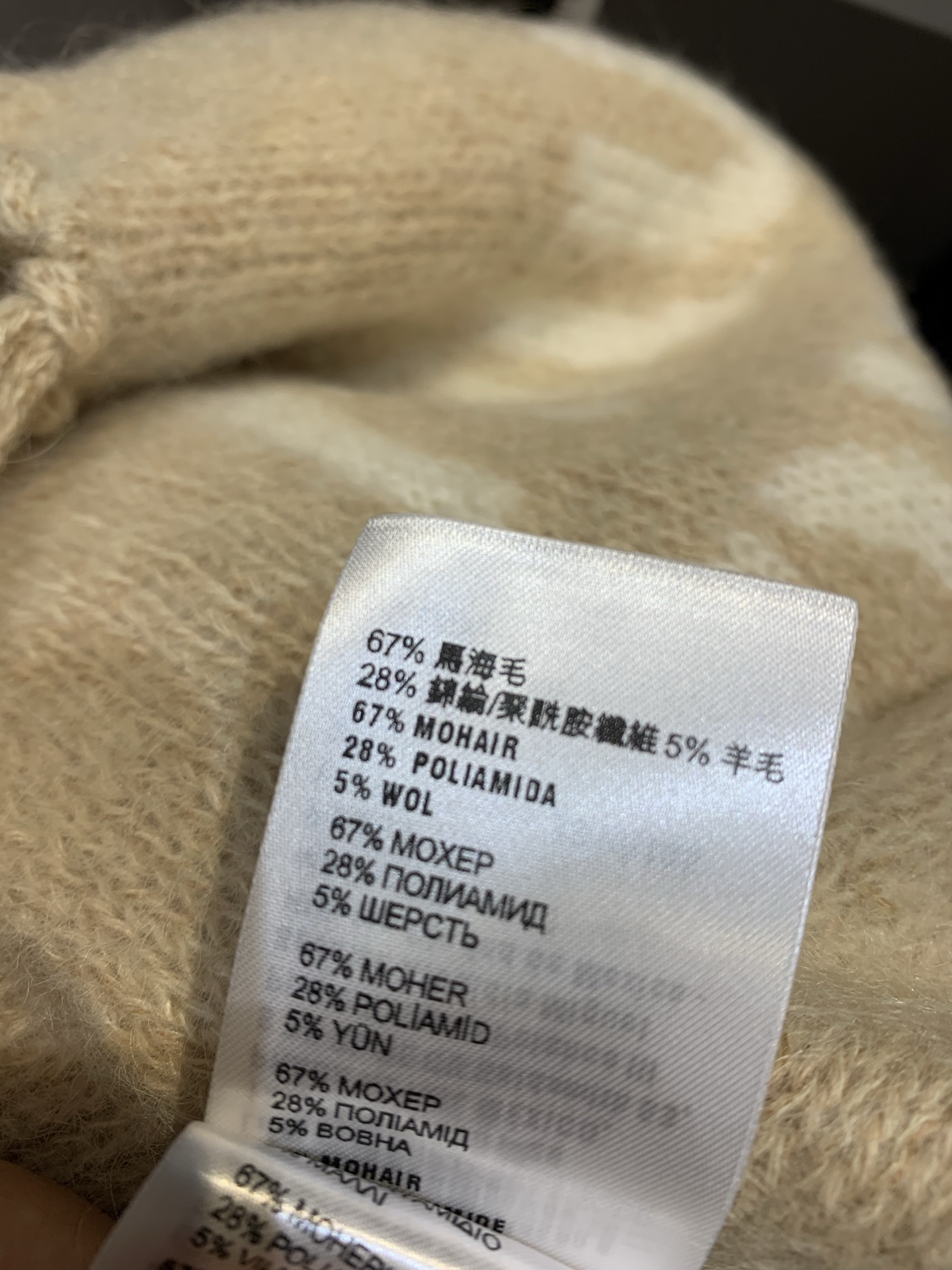 新款🔥出货啦🎺 原版开发 Miumi*2025秋冬新款马海毛混纺羊围巾。采用马海毛面料精心制作，宽松剪裁