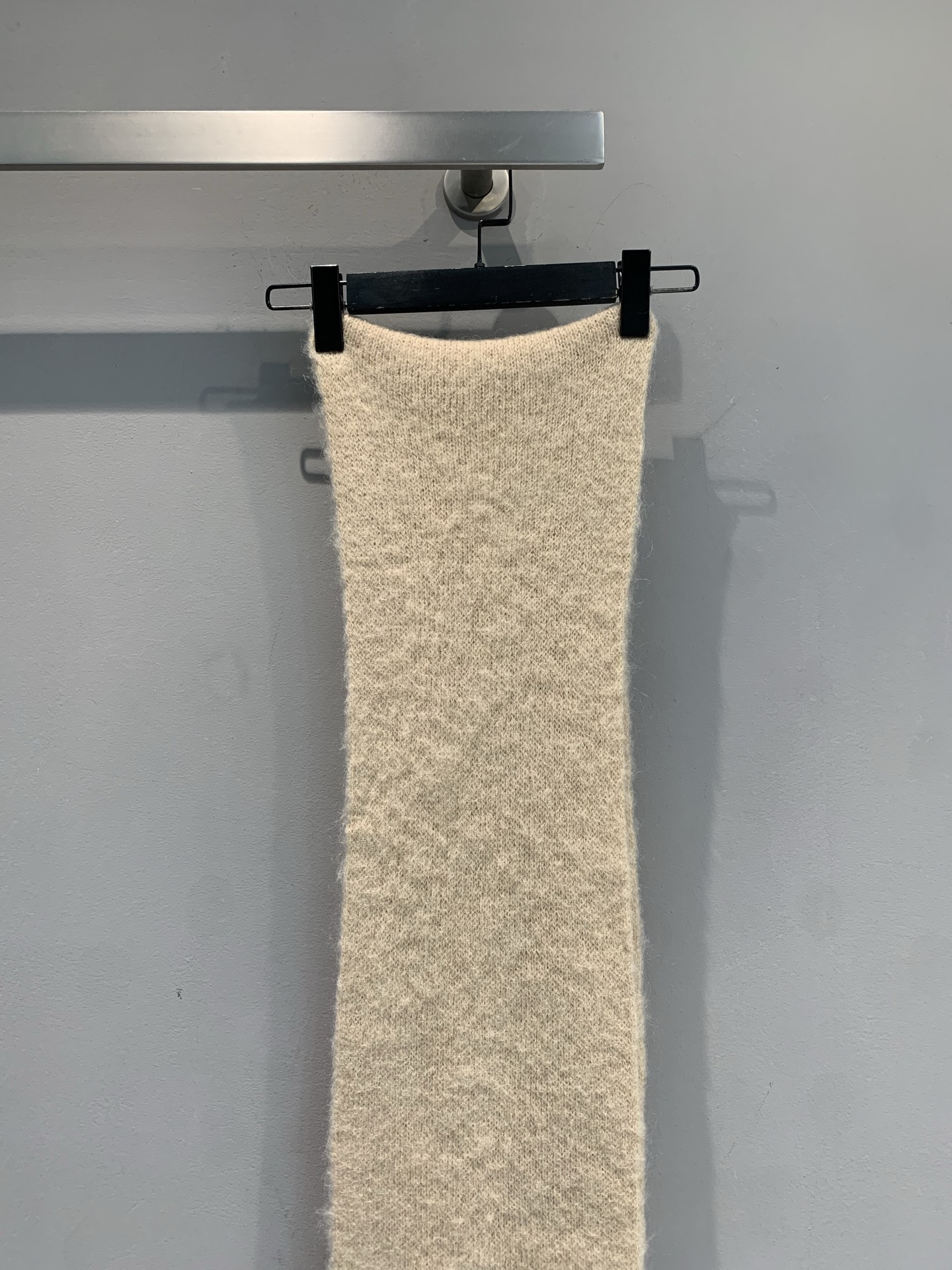 新款🔥出货啦🎺 原版开发 Miumi*2025秋冬新款马海毛混纺羊围巾。采用马海毛面料精心制作，宽松剪裁