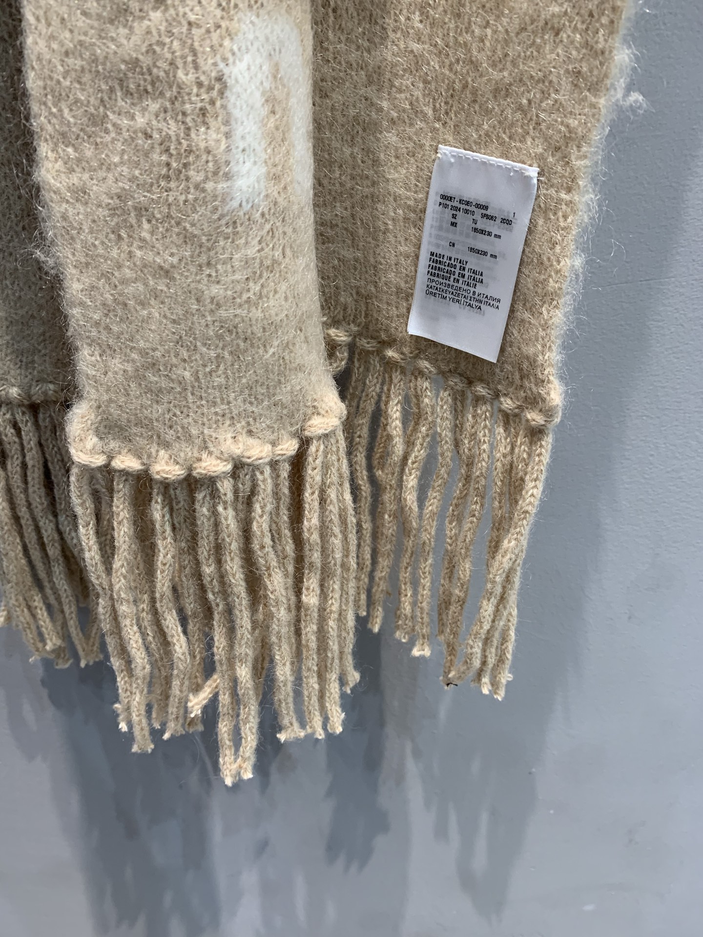 新款🔥出货啦🎺 原版开发 Miumi*2025秋冬新款马海毛混纺羊围巾。采用马海毛面料精心制作，宽松剪裁