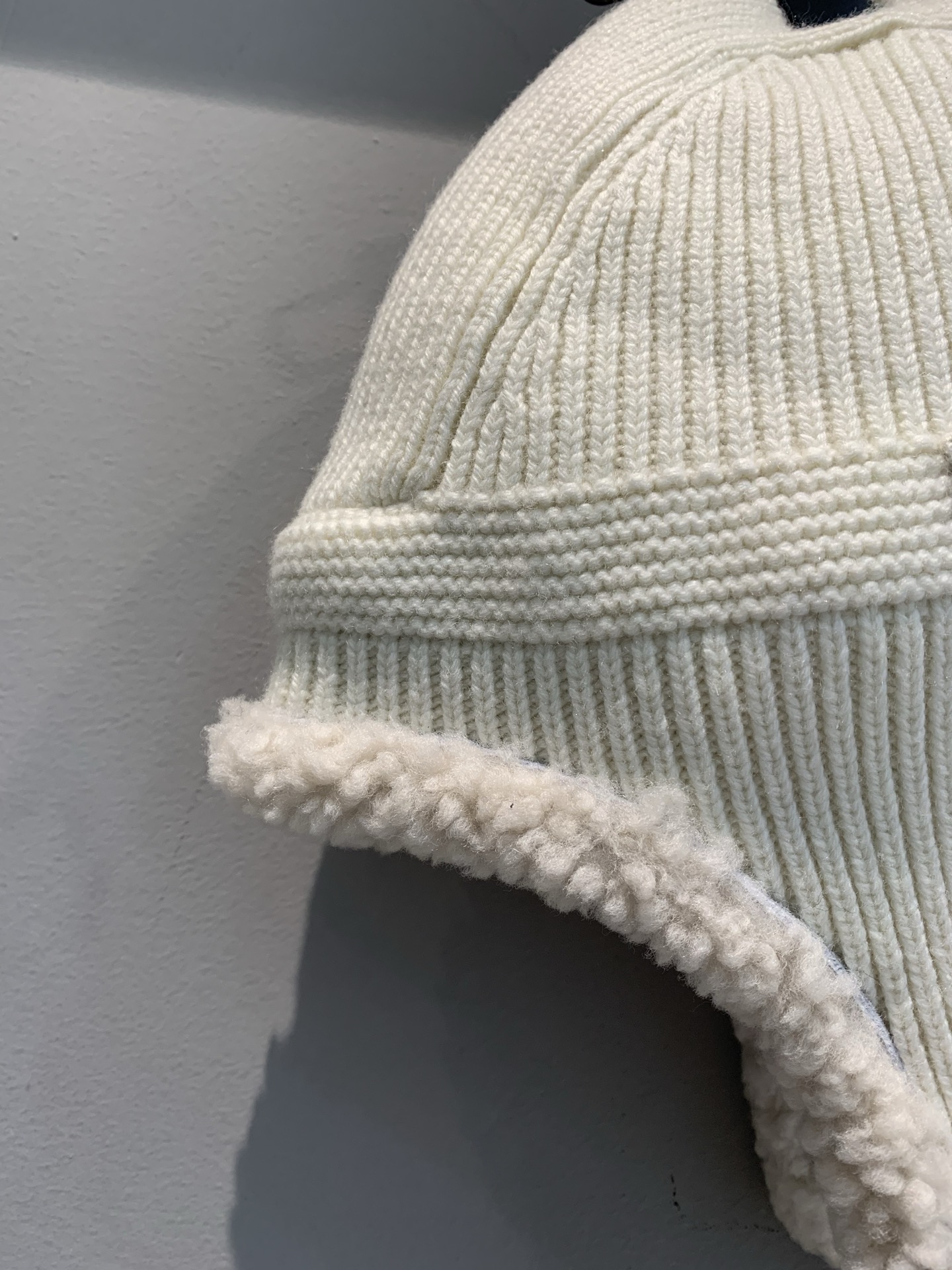 新款🔥出货啦📢 Miumi*2025秋冬新款假日系列羊毛皮滑雪帽。采用优质羊毛+羊皮绒，柔软又保暖，冬天