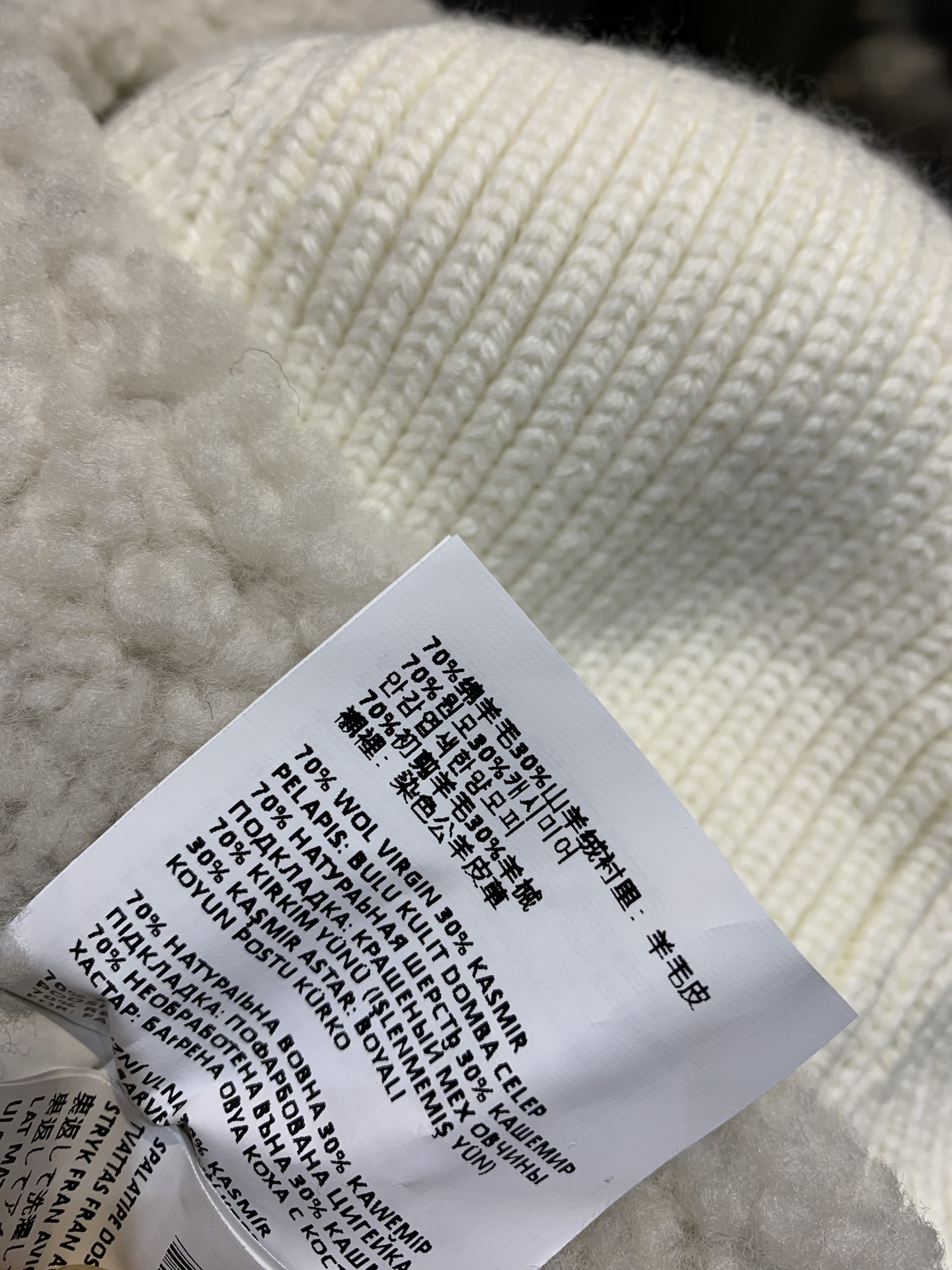 新款🔥出货啦📢 Miumi*2025秋冬新款假日系列羊毛皮滑雪帽。采用优质羊毛+羊皮绒，柔软又保暖，冬天