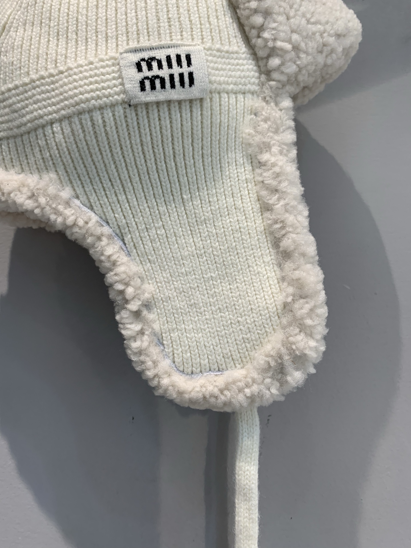 新款🔥出货啦📢 Miumi*2025秋冬新款假日系列羊毛皮滑雪帽。采用优质羊毛+羊皮绒，柔软又保暖，冬天