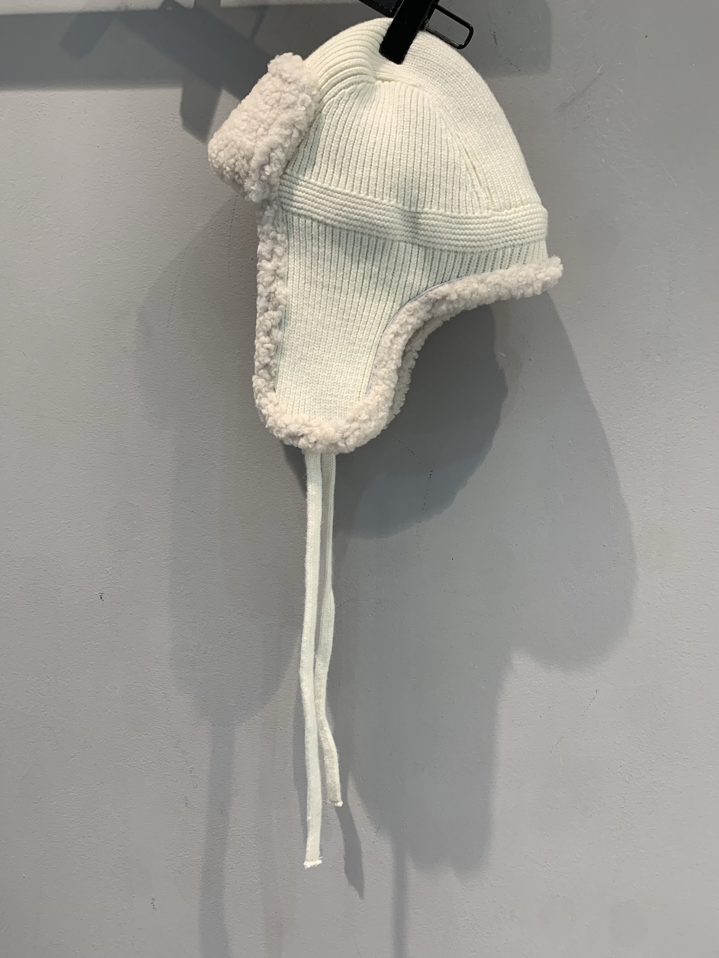 新款🔥出货啦📢 Miumi*2025秋冬新款假日系列羊毛皮滑雪帽。采用优质羊毛+羊皮绒，柔软又保暖，冬天