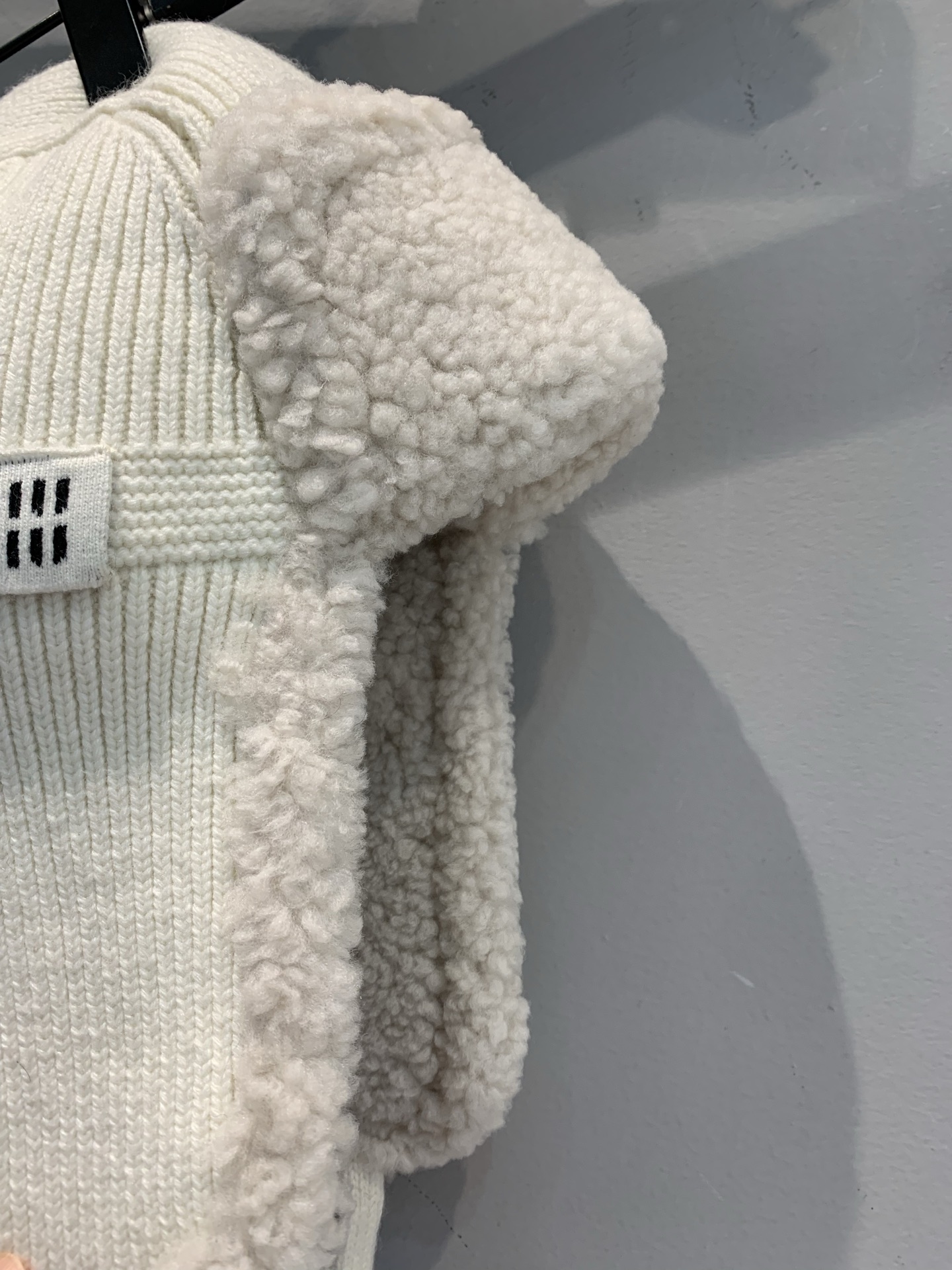 新款🔥出货啦📢 Miumi*2025秋冬新款假日系列羊毛皮滑雪帽。采用优质羊毛+羊皮绒，柔软又保暖，冬天