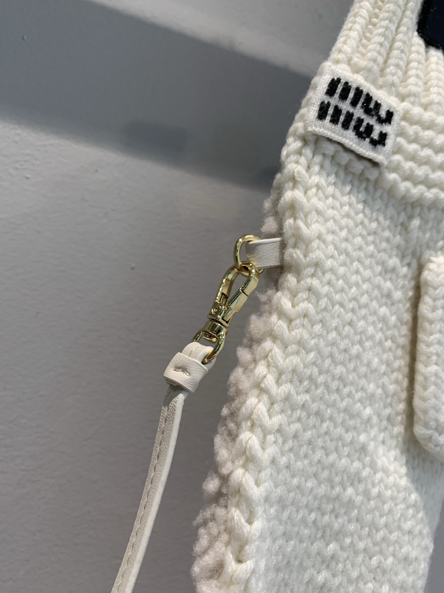 新款🔥出货啦📢 Miumi*2025秋冬新款假日系列羊毛皮针织手套。柔软细腻，保暖力满分，秋冬必备! 拇