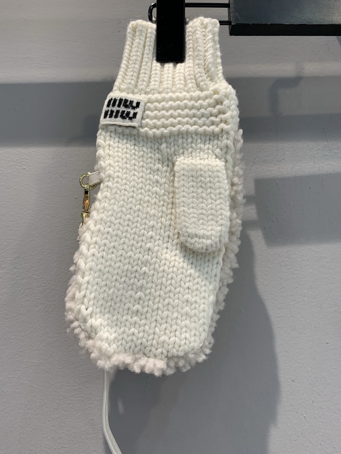 新款🔥出货啦📢 Miumi*2025秋冬新款假日系列羊毛皮针织手套。柔软细腻，保暖力满分，秋冬必备! 拇