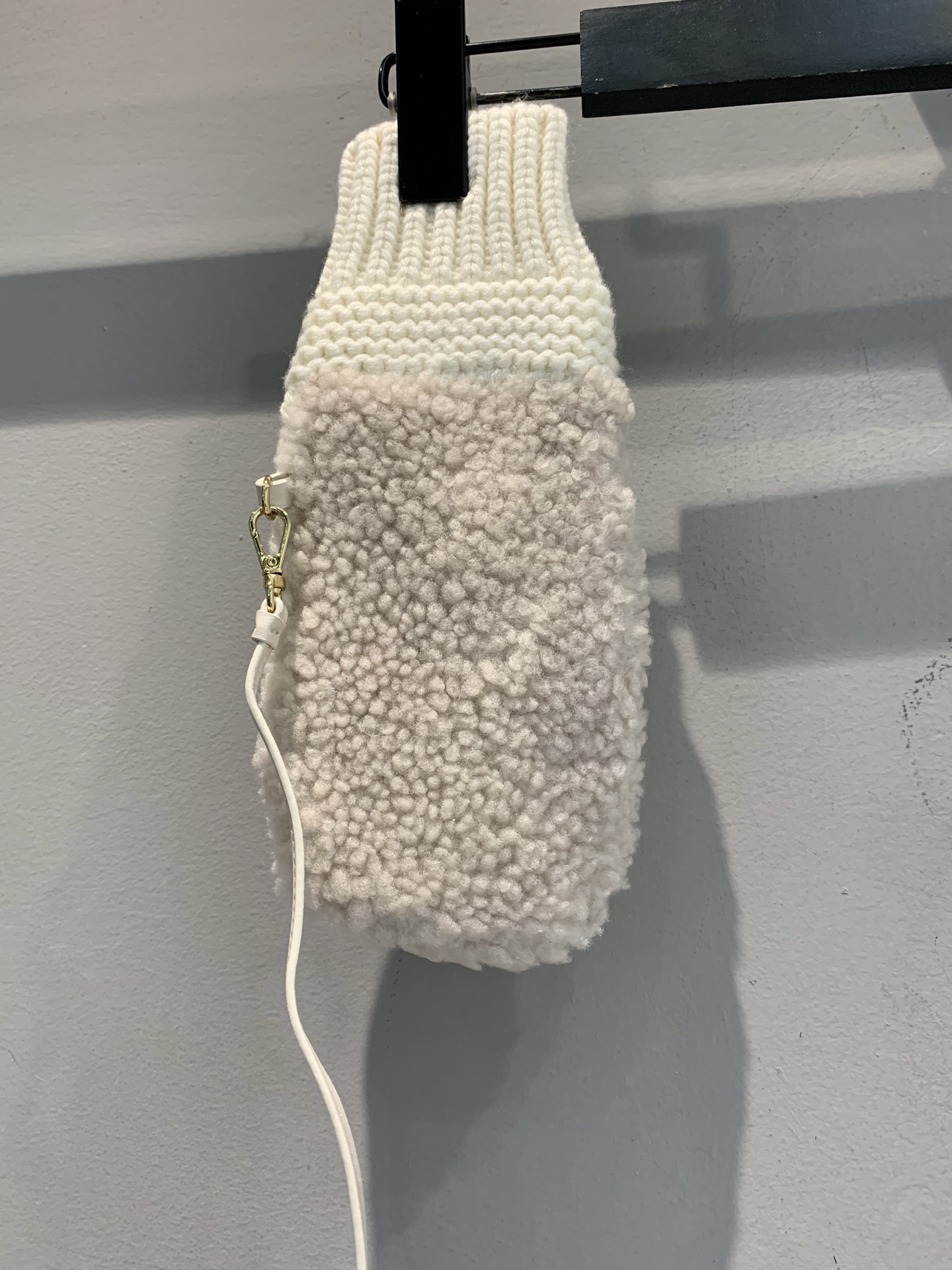 新款🔥出货啦📢 Miumi*2025秋冬新款假日系列羊毛皮针织手套。柔软细腻，保暖力满分，秋冬必备! 拇