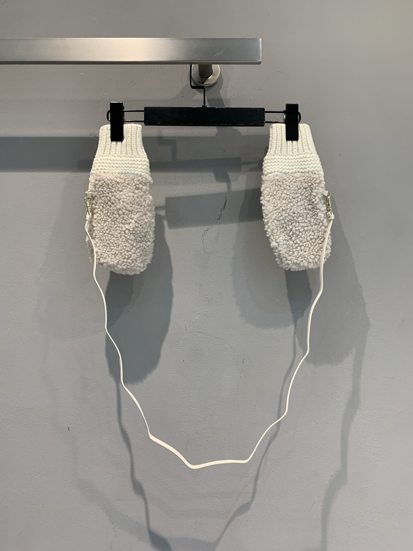 新款🔥出货啦📢 Miumi*2025秋冬新款假日系列羊毛皮针织手套。柔软细腻，保暖力满分，秋冬必备! 拇