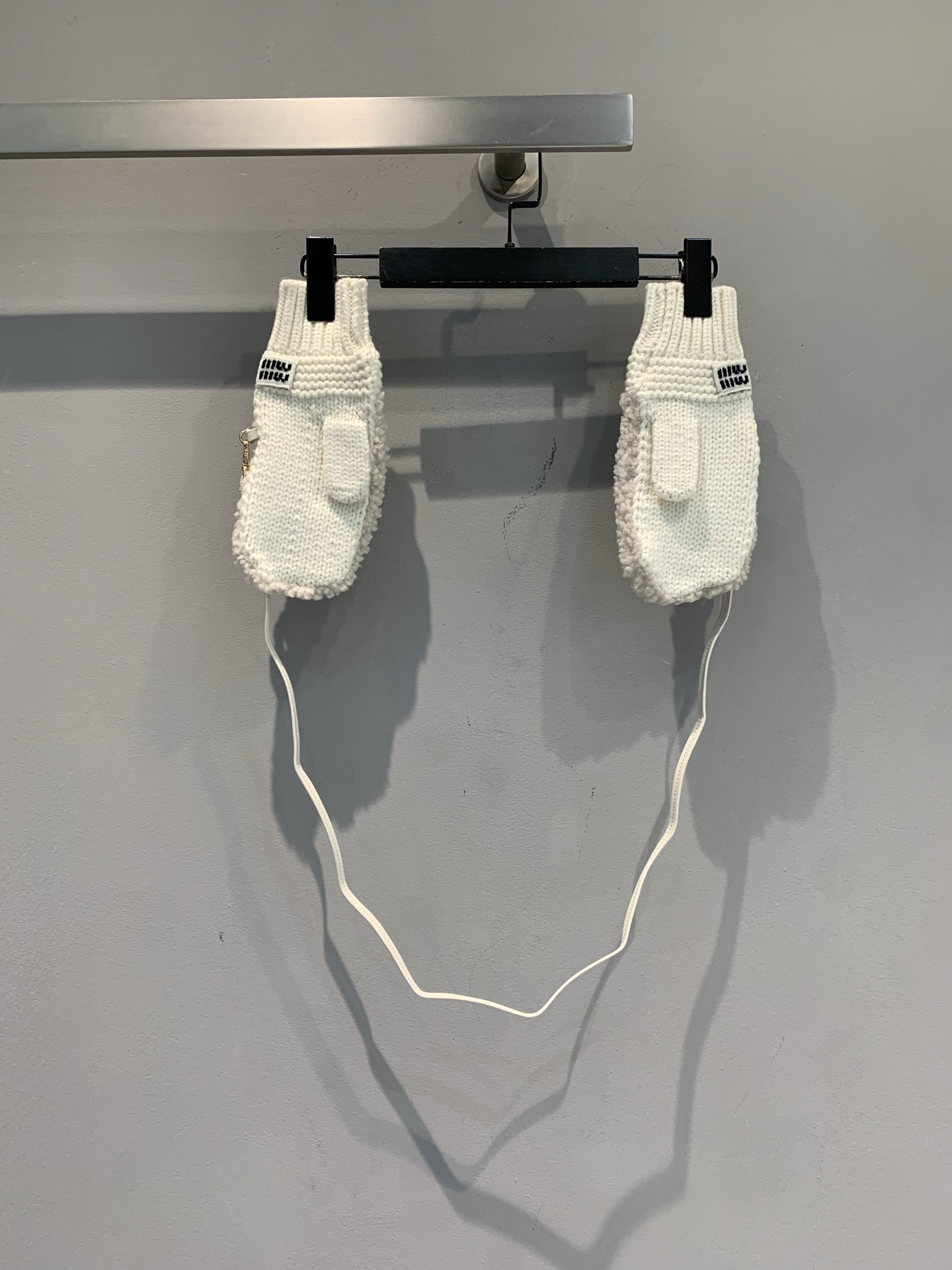 NO:576252,New model has been shipped. MMiumi* 2025 new autumn and winter holiday series shearling knitted gloves. Soft and delicate, with perfect warmth retention, a must-have for autumn and winter!  Independent thumb design + adjustable wrist strap, comfortable and practical to wear. There is a brand logo on the front, exquisite details, simple and high-end design. Paired with a hat or scarf of the same series, it will directly enhance the atmosphere. It is very suitable for traveling or vacationing in cold weather. It is both warm and fashionable. It is the highlight of autumn and winter wear. One size fits all,,miumiu,gloves,hats,alexander wang19860909新款出货啦MMiumi*2025秋冬新款假日系列羊毛皮针织手套.柔软细腻,保暖力满分,秋冬必备! 拇指独立设计+可调节腕带,佩戴舒适又实用.正面有品牌标识,细节精致,简约又高级计.搭配同系列帽子或围巾,氛围感直接拉满,超适合寒冷天气出行或度假,既保暖又时髦,是秋冬穿搭亮点.均码,,miumiu,gloves,hats,alexander wang,Women's clothing