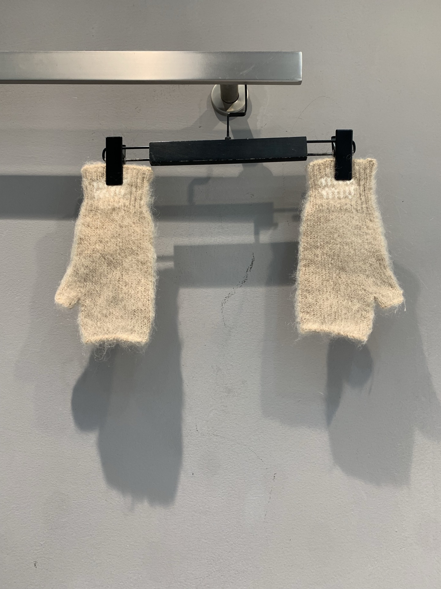 NO:576254,M Miumi* 2025 new autumn and winter new mohair fingerless gloves, soft and delicate, excellent warmth, a must-have in autumn and winter! The fingerless design is convenient for operating mobile phones, practical and fashionable. Brand embroidery, low-key and elegant, goes well with coats and down jackets. Mohair material is light and comfortable, suitable for commuting, shopping, and outdoors. It is the finishing touch of autumn and winter outfits, a must-have for fashionable girls! One size,,miumiu,down  jacket,gloves,alexander wang19860909新款出货啦M Miumi*2025秋冬新款马海毛露指手套,柔软细腻,保暖性超棒,秋冬必备! 露指设计方便操作手机,实用又时髦计.品牌刺绣,低调优雅,搭配大衣羽绒服都很出彩.马海毛材质轻盈舒适,通勤、逛街、户外都适合,是秋冬穿搭的点睛之选,时尚女孩必入! 均码,,miumiu,down jacket,gloves,alexander wang,Women's clothing