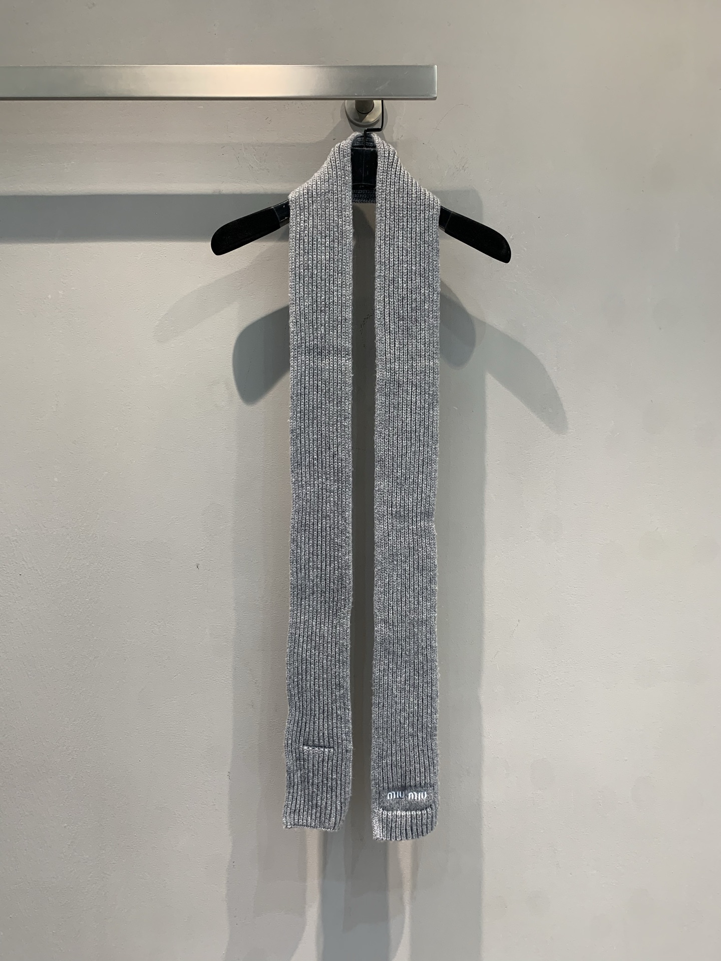 NO:576250,The new model has been shipped. MMiumi* 2025 new retro college-style wool knitted scarf for autumn and winter uses fine knitting technology, soft and warm to the touch, a must-have for autumn and winter! Simple and elegant design, with brand logos on both ends, low-key and recognizable. Moderate length, looks great with coats or sweaters, can be easily worn for commuting and leisure. You can wear it no matter what, it is a practical and fashionable item in the wardrobe! One size,,miumiu,sweaters,alexander wang19860909新款出货啦MMiumi*2025秋冬新款复古学院风羊毛针织围巾,采用细腻针织工艺,触感柔软又保暖,秋冬必备! 简约大方的设计,两端有品牌标识,低调又有辨识度 .长度适中,搭配大衣或毛衣都很出彩,通勤休闲都能轻松驾驭.怎么穿都不出错,是衣橱里的实用时尚单品! 均码,,miumiu,sweaters,alexander wang,Women's clothing