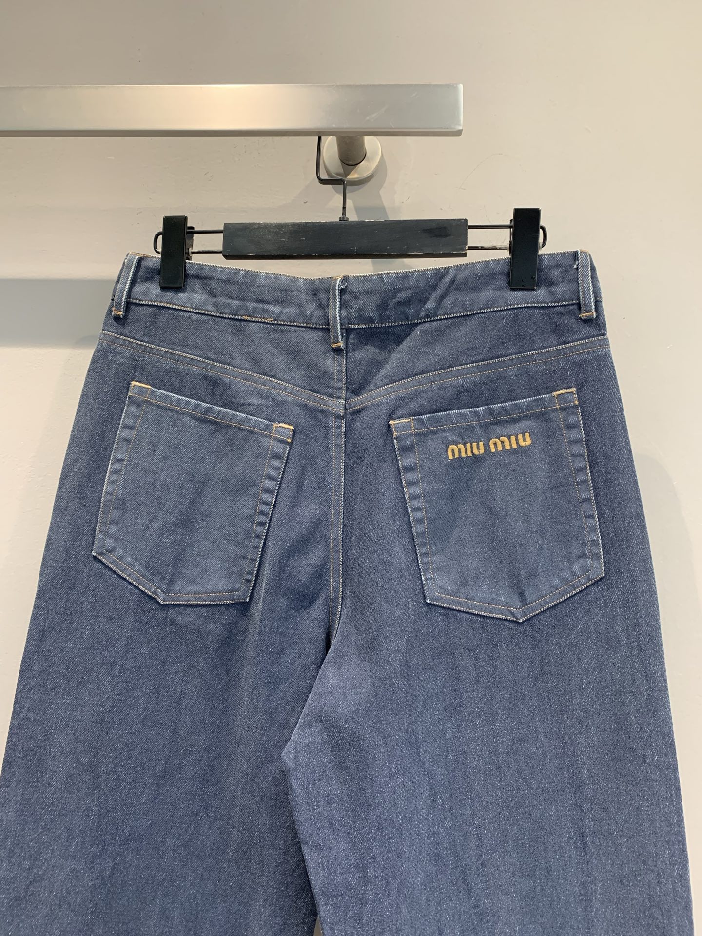 新款🔥出货啦📢 Miumi*2025秋冬新款时髦复古字母刺绣微喇牛仔裤，深蓝丹宁面料，后袋有品牌刺绣，细
